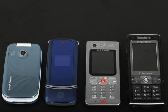 Fra venstre: SE Z610, Motorola Krzr K1, SE W880i og SE K800i.