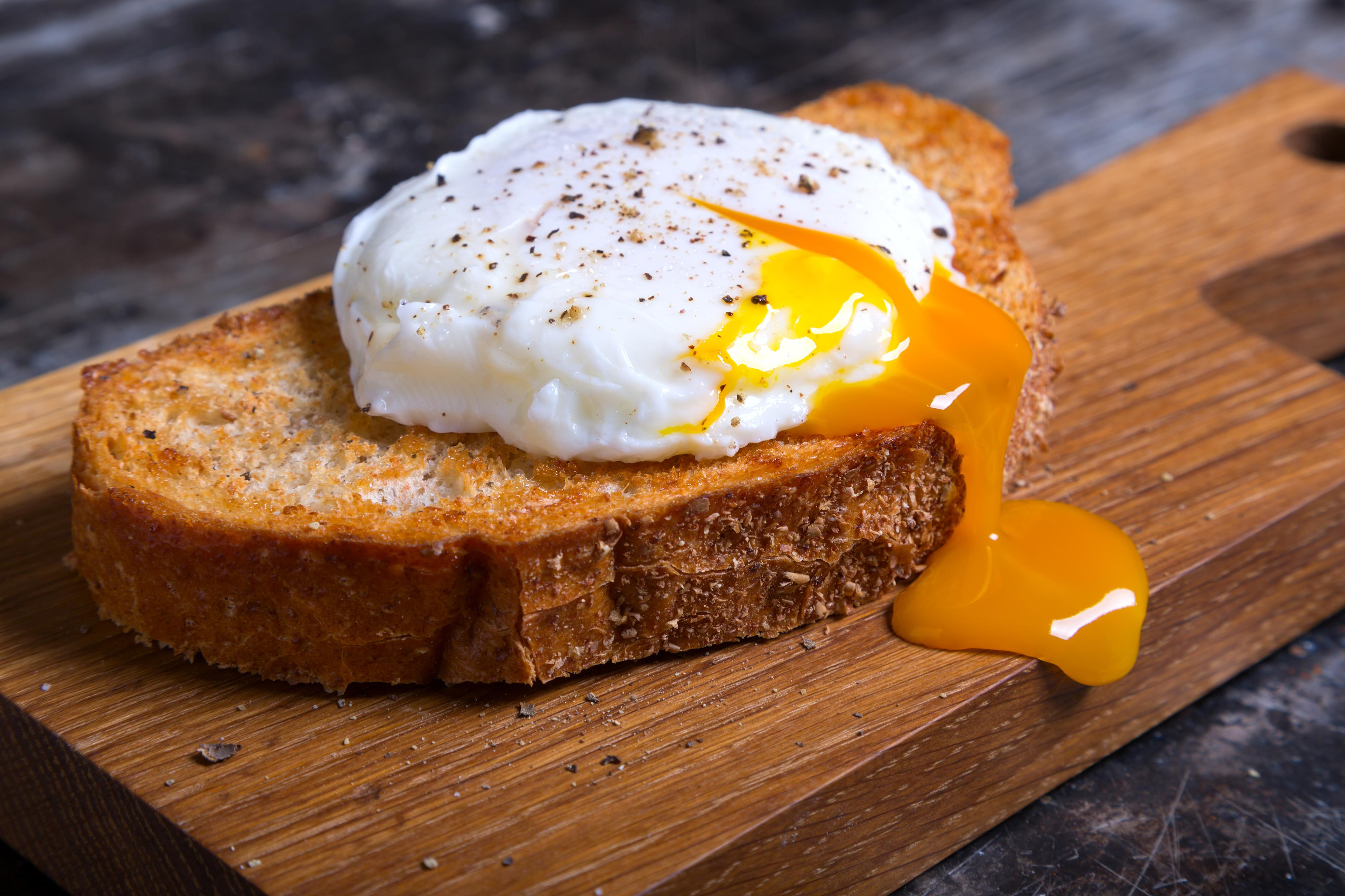 SUPERTIPS: Prøv dette trikset, og du kommer til å kunne posjere egg som på bildet, lett som en plett. 