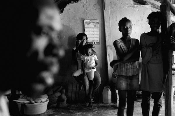Familien Clerger i skuret de bor i ved siden av det opprinnelige huset deres i Haiti. © Kadir van Lohuizen / NOOR