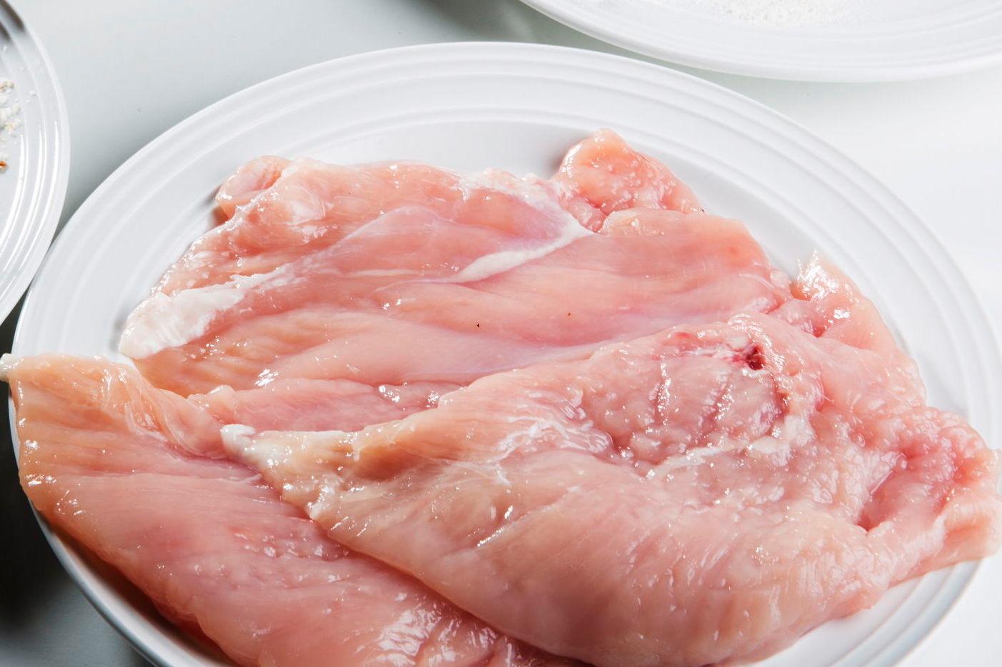 IKKE BRUK KOSTEN: Vær forsiktig hvis du bruker oppvaskkosten til  skylle vekk for eksempel rå kylling. Foto: Magnar Kirknes/VG