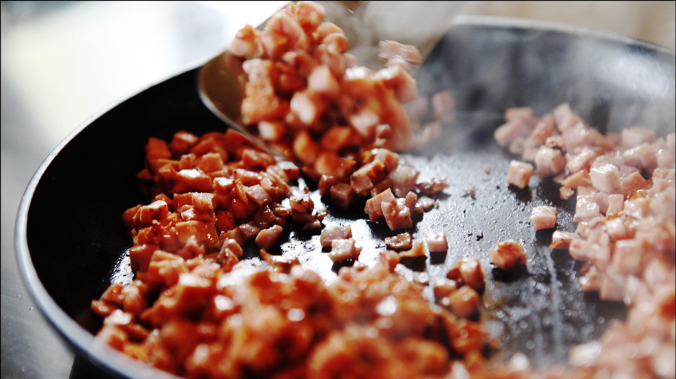 FRES: Føles det ikke nesten som om duften av nystekt bacon siger ut av skjermen? Foto: Magnar Kirknes/VG