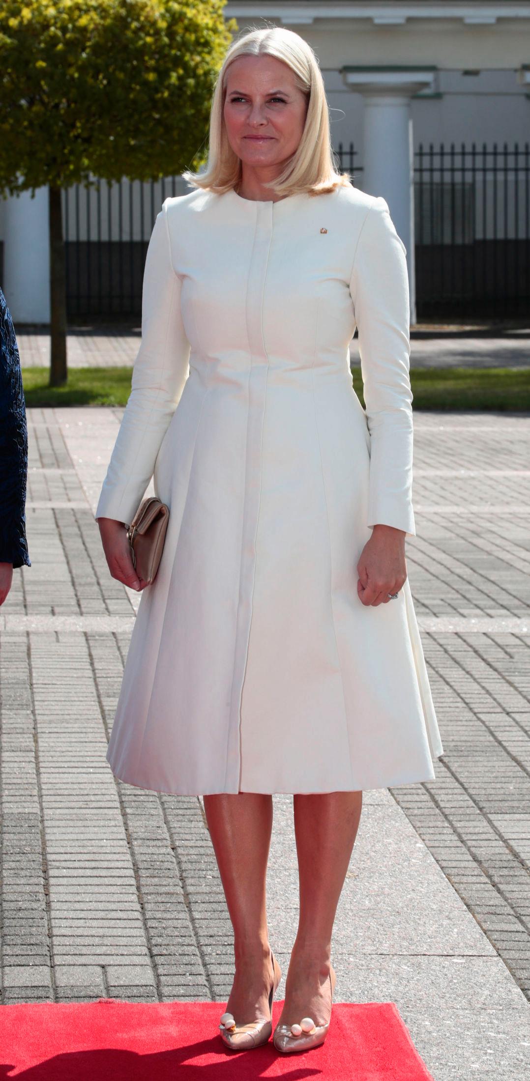 DETALJRIKE SKO: Kronprinsesse Mette-Marit i elegant hvit kåpe og nude pumps, legg merke til detaljene på skoene. Foto: Lise Åserud/NTB scanpix
