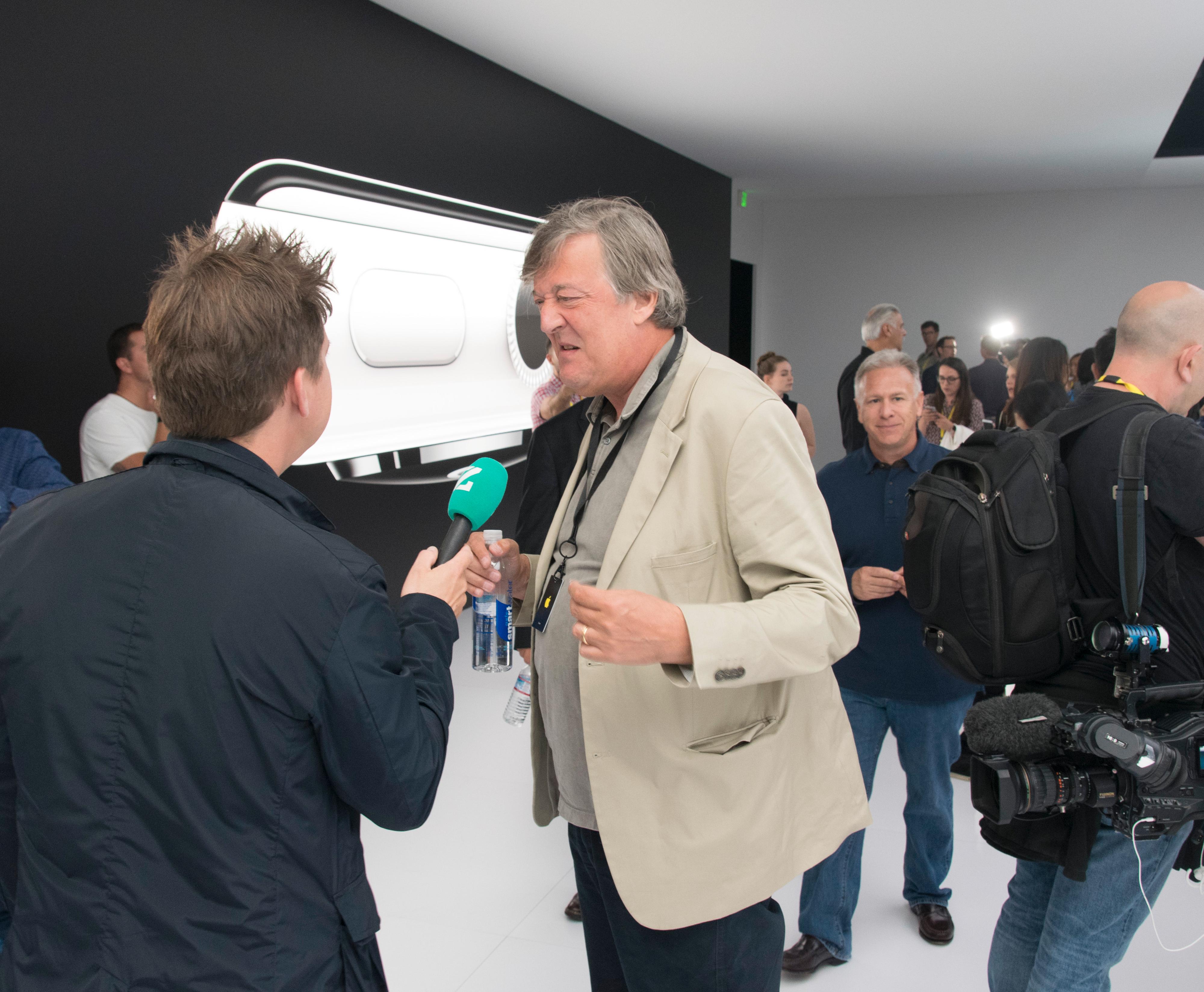 Som vanlig er det kjendistungt under Apple-lanseringene. Stephen Fry i kjent driv foran TV-kamera mens han snakket om Apple og telefonene deres. Legg merke til Phil Schiller i bakgrunnen.