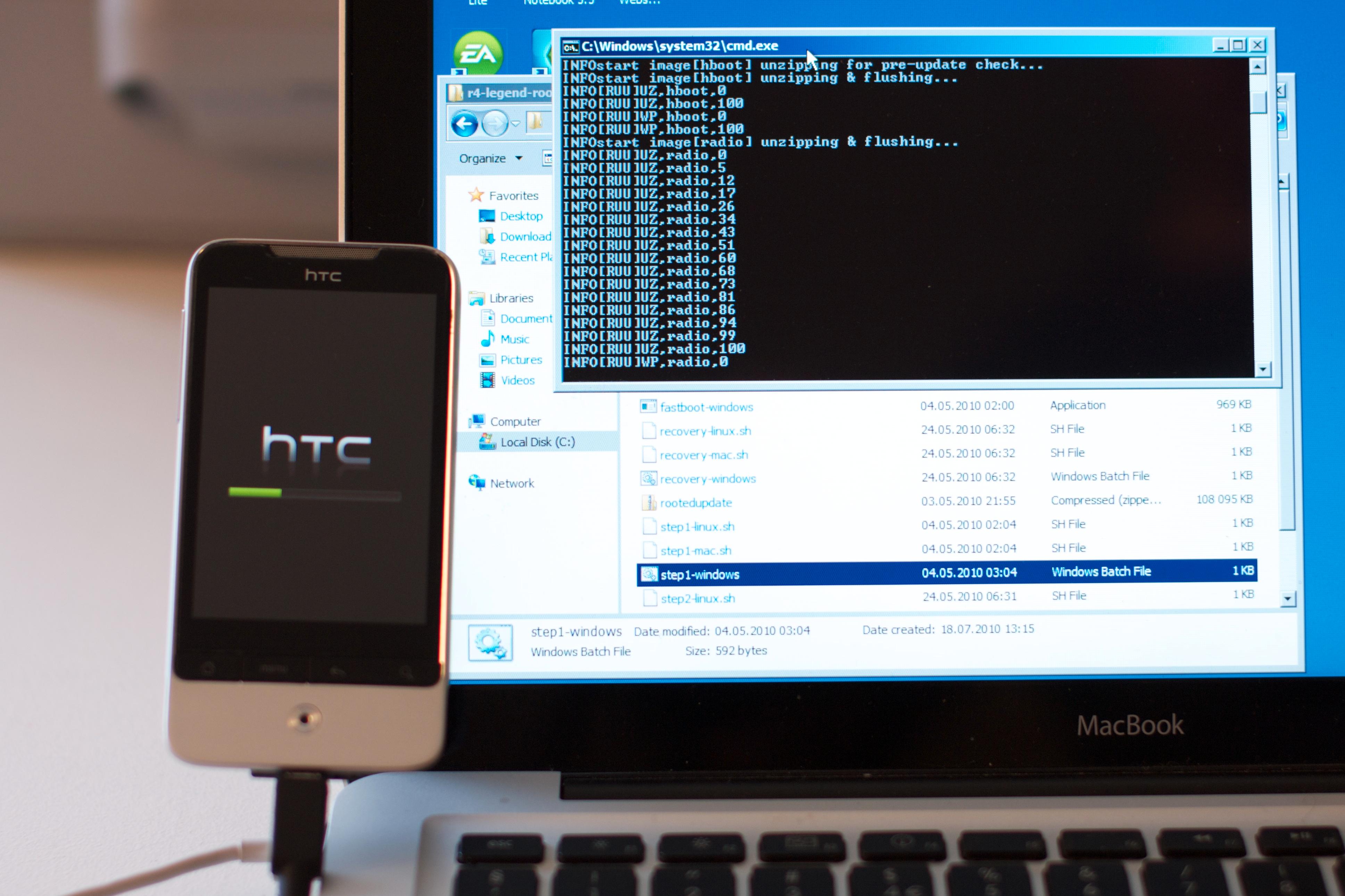 Her installeres det filer på HTC Legend. (Foto: Svein Rune Djuve)