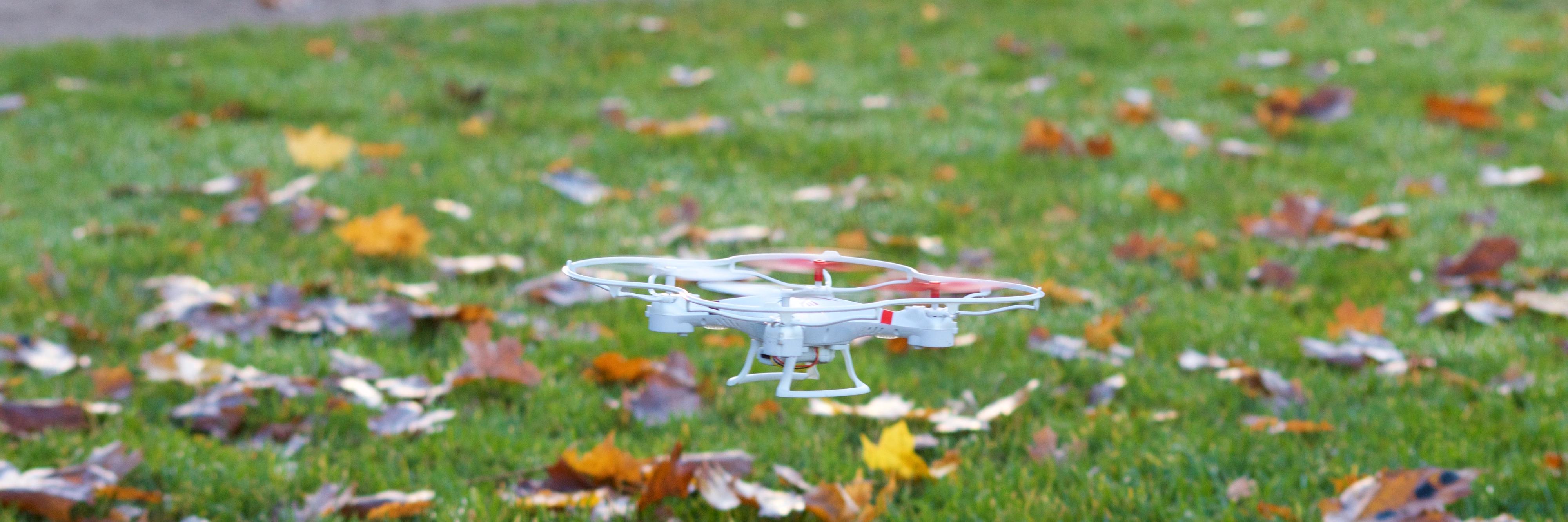 Focus Drone er ikke så vanskelig å kontrollere, men den blir veldig lett tatt av vinden på grunn av den relativt lave vekten. Foto: Erik Røseid, Tek.no