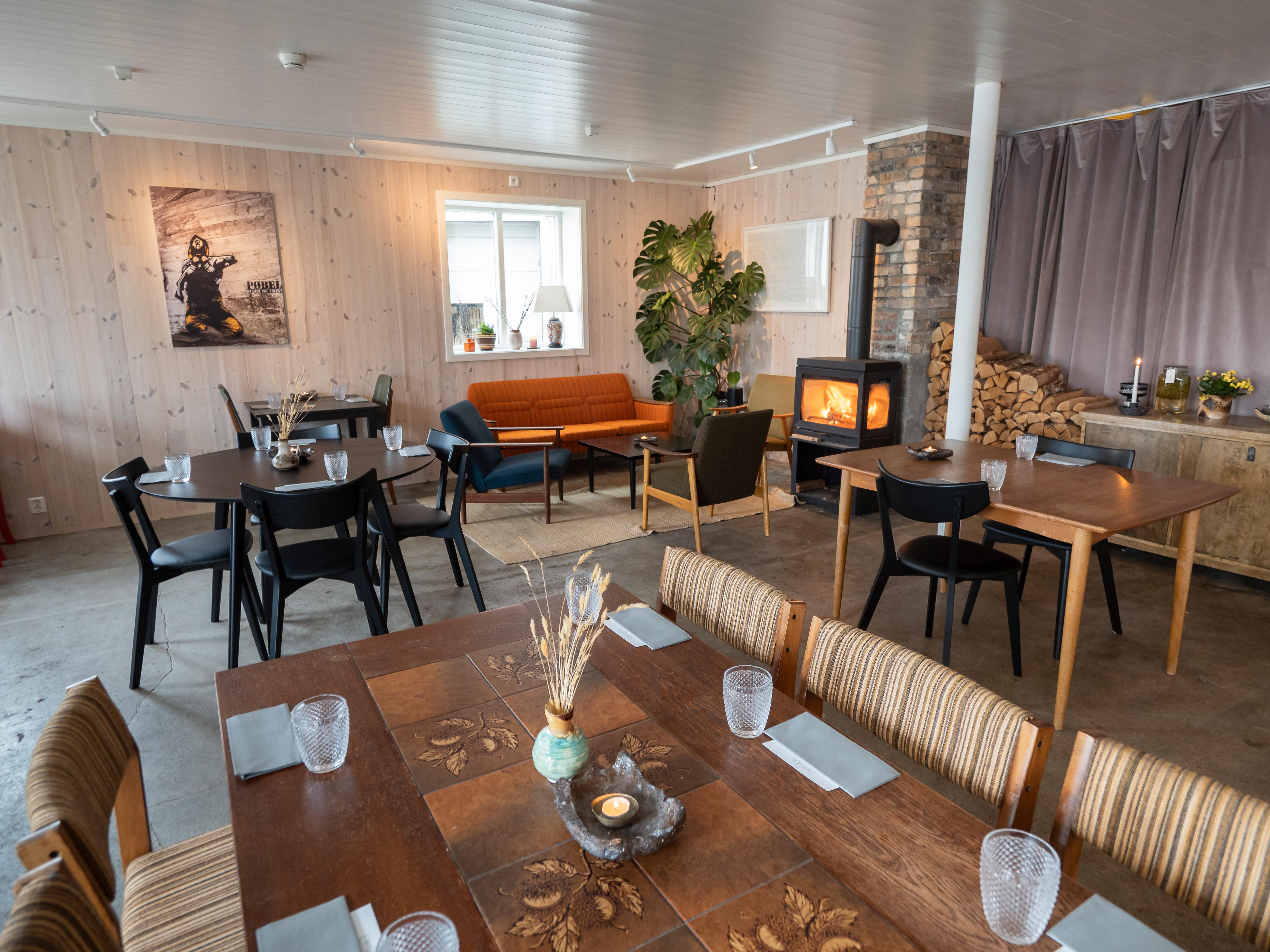Restaurantanmeldelse av Einvær: Skinner på brygga i Henningsvær