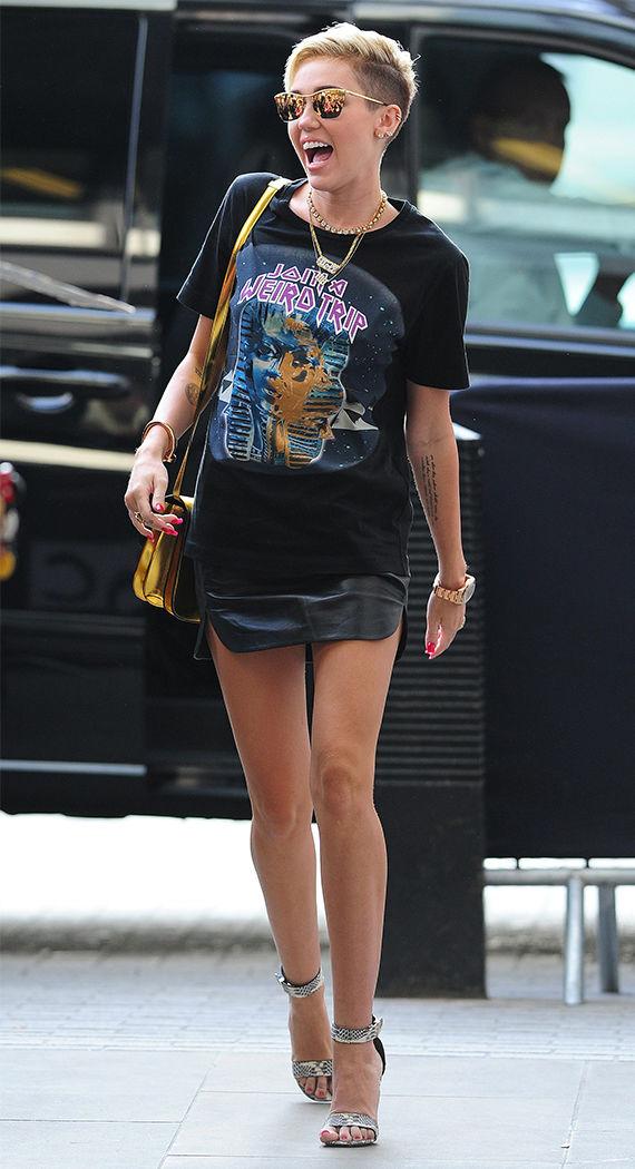 RÅ: Miley Cyrus tilbrakte forrige uke i London, hvor hun blant annet var gjest hos BBC Radio 1. «Join A Weird Trip»-trøyen er fra Balenciaga, mens gullvesken er fra Céline. Foto: NTB Scanpix
