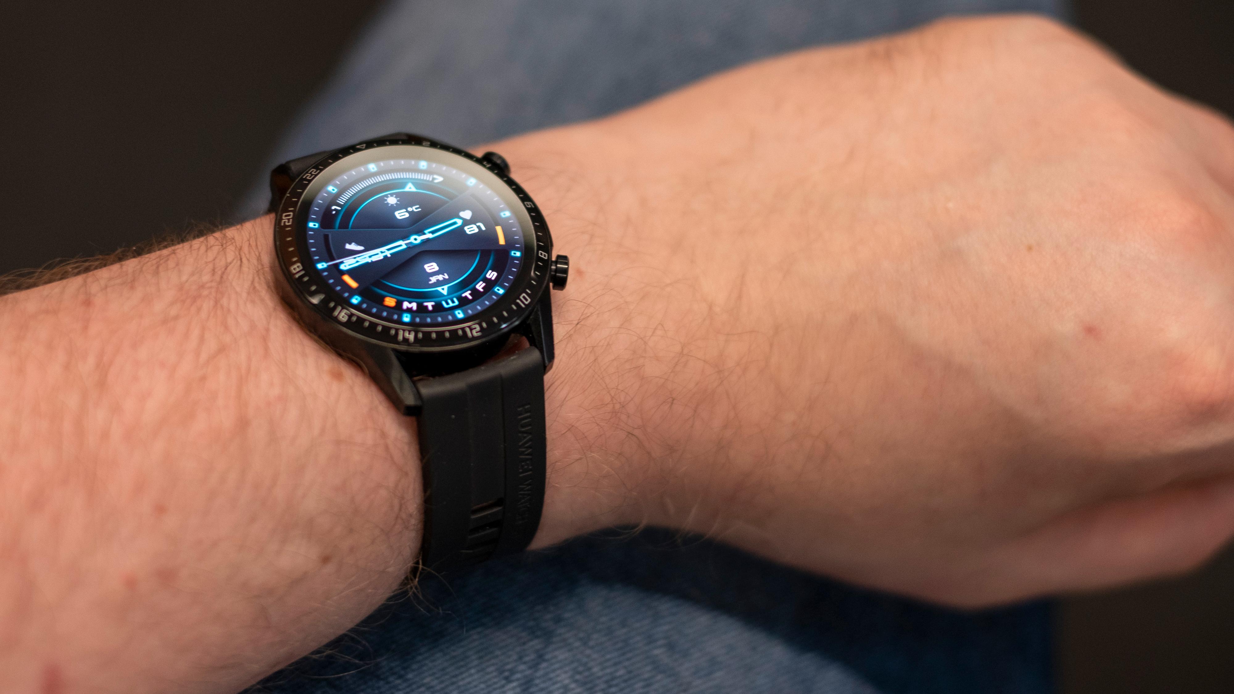 Watch GT2 fra Huawei ser lekker ut, koster lite og varer leeenge på en lading. Hvis du er interessert i å spore ting som søvnkvalitet og aktivitet er dette blant de beste alternativene på markedet.