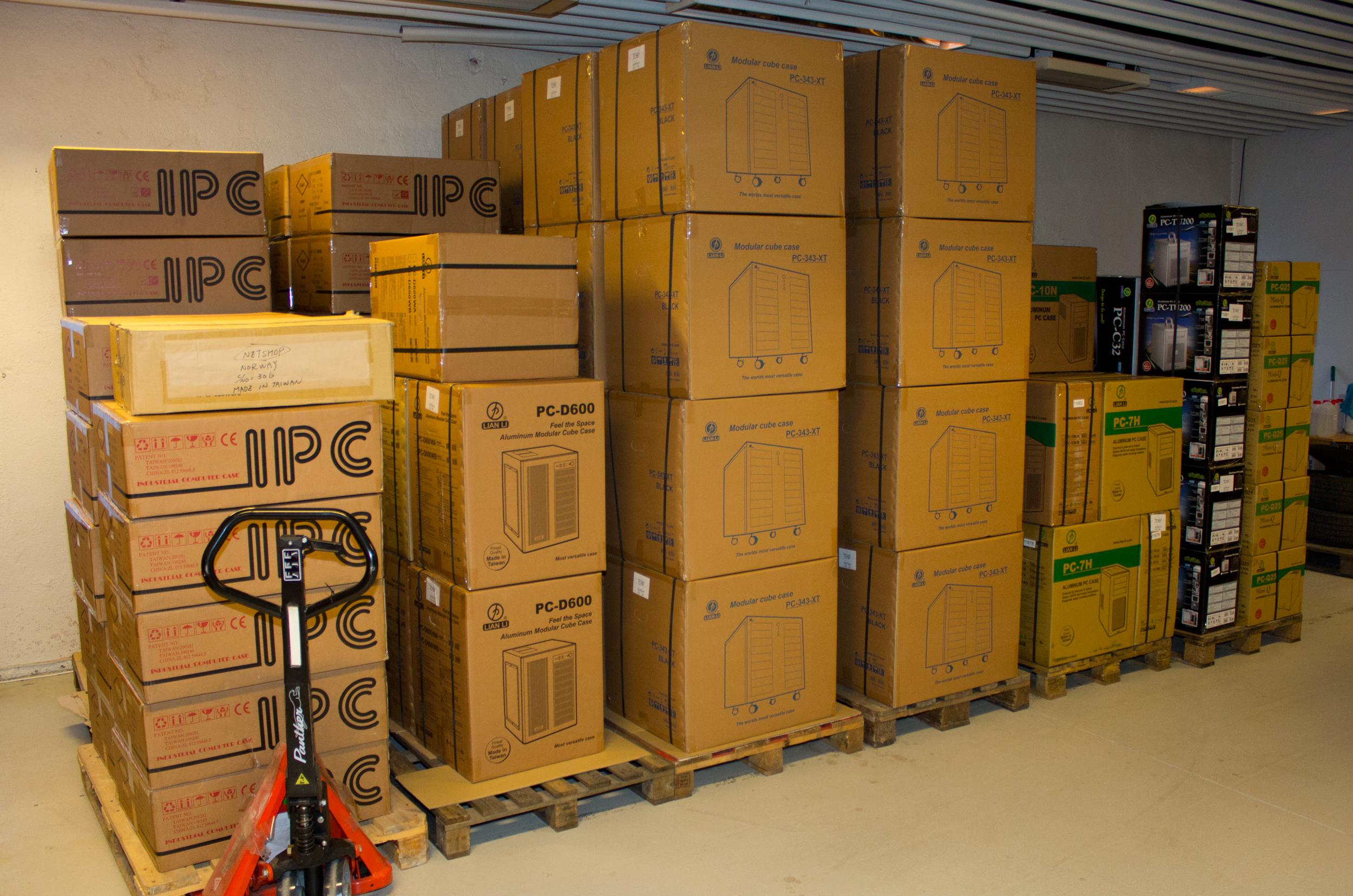 På lageret står det palle på palle med kabinetter.Foto: Rolf B. Wegner, Hardware.no