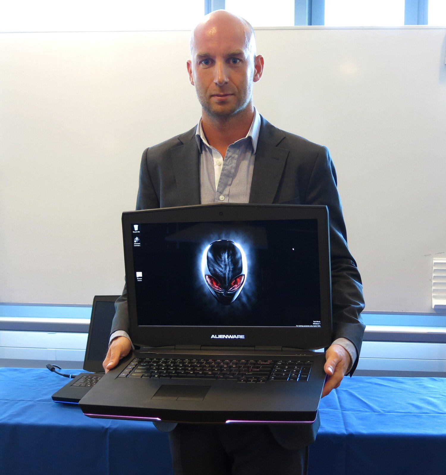 Philip Eide i Dell viser frem den nye Alienware 18.Foto: Vegar Jansen, Hardware.no