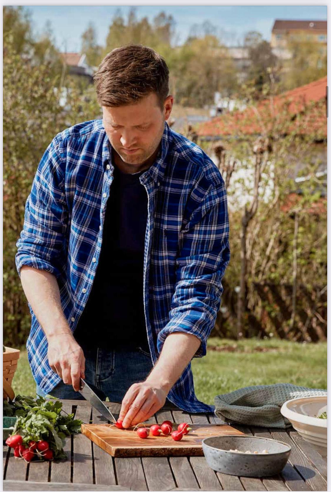 BRUK RESTENE: Kristoffer råder til å ta vare på grønnsaksskal i fryseren, så det kan brukes til å koke buljong.