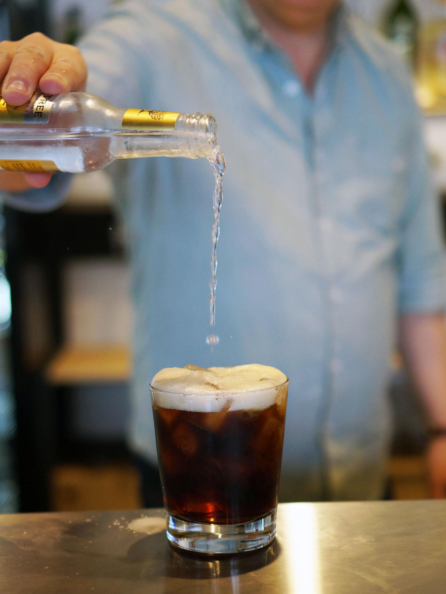 ENKELT: Men så utrolig godt! Denne kaffecocktailen er alkoholfri og perfekt på varme sensommerdager. Foto: Maria Tveiten Helgeby/VG