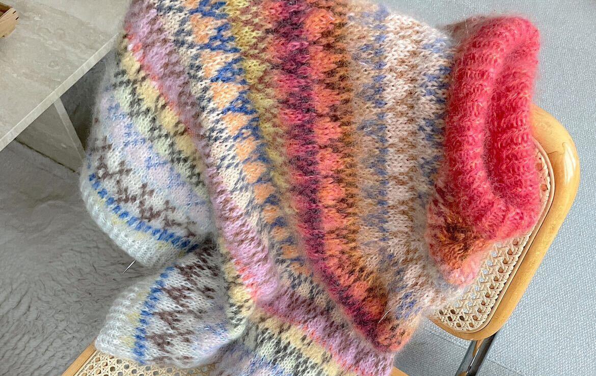 FARGERIK: Vi falt pladask for denne genseren Pernille Askemyr har strikket. Den har hun laget av restegarn og oppskriften er Anne Ventzels «spot sweater».