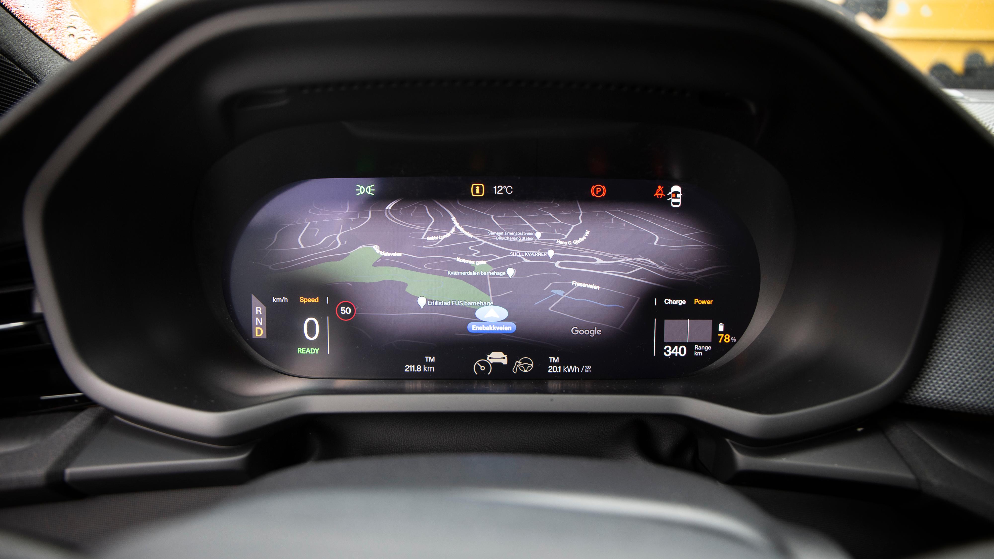 Navigasjon i instrumentpanelet er kjekt. Om du ikke liker skjermløsningen i Tesla Model 3 kan det hende dette passer bedre. 