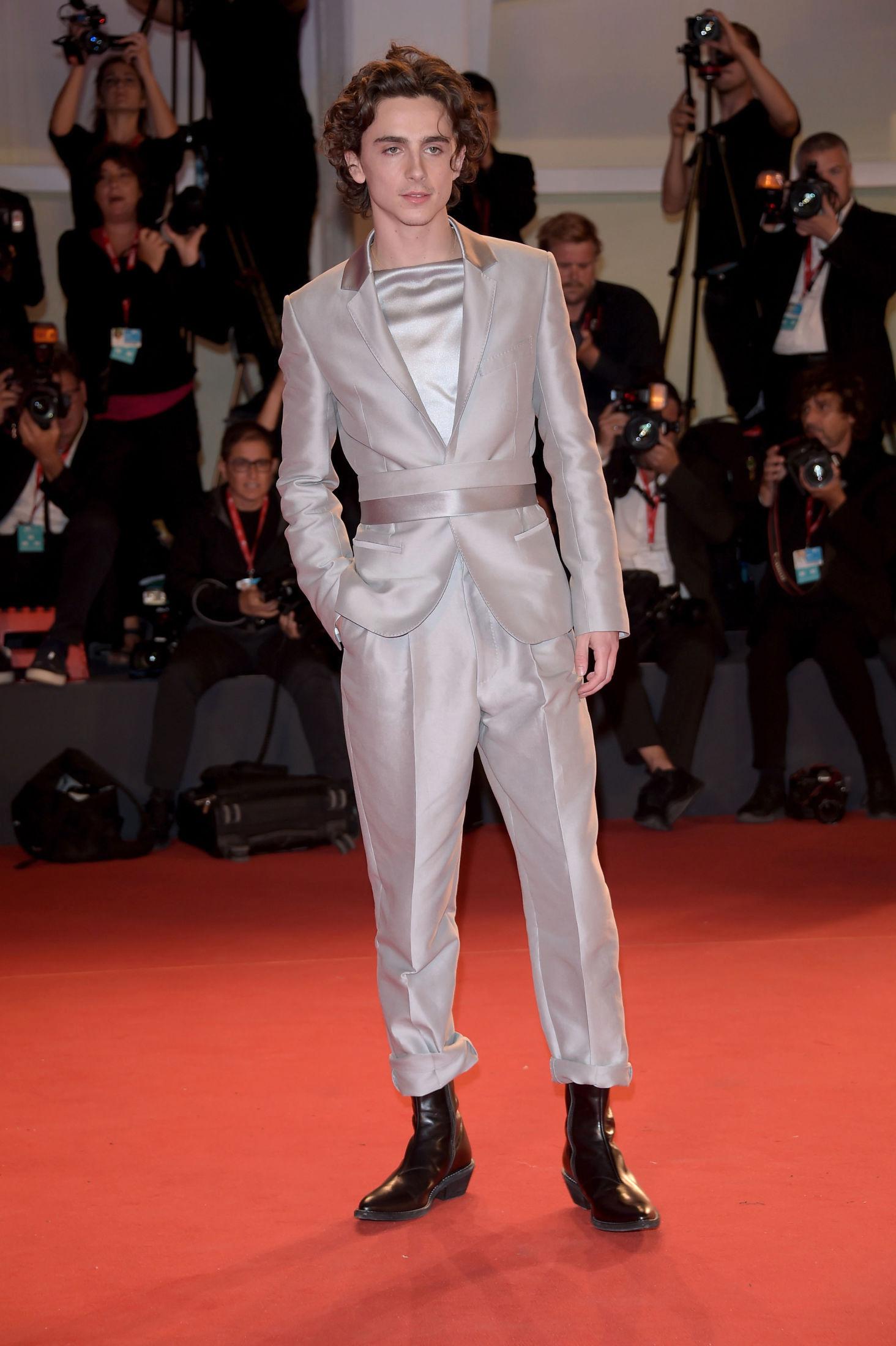 STILIG: Timothée Chalamet i grå dress fra Haider Ackermann og sorte boots på filmfestivalen i Venezia. Foto: Aberto Terrengi/Pa Photos
