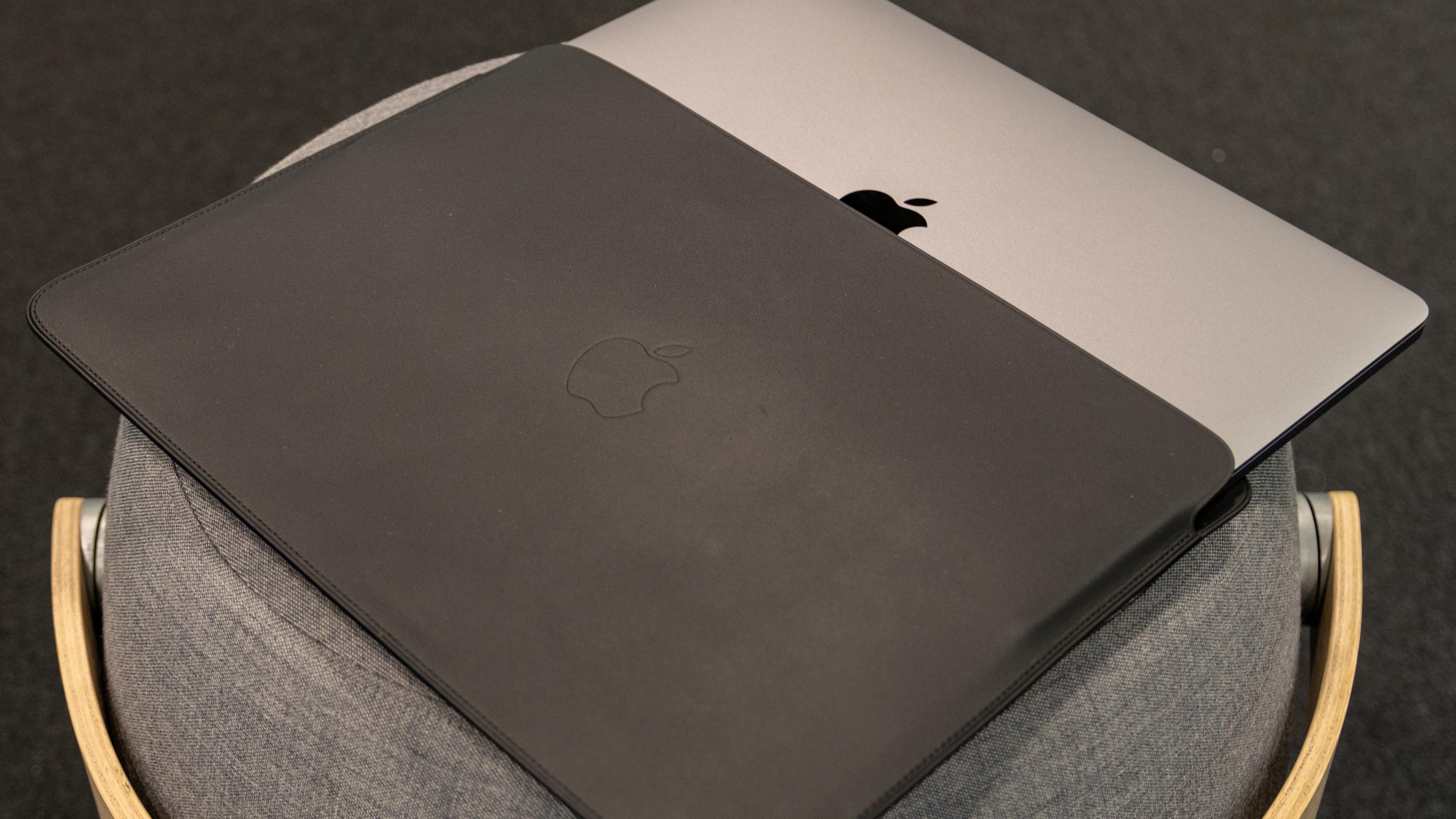 Apple lanserer nye skinnmapper som beskytter MacBook-en. Disse er imidlertid ekstrautstyr.
