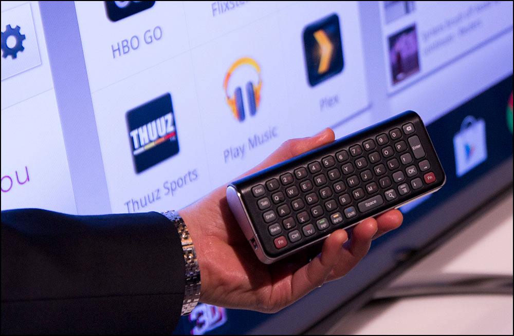 Fjernkontrollen til Google-TV-ene kommer med fullt tastatur. Legg også merke til Plex-logoen i bakgrunnen.Foto: Niklas Plikk, Hardware.no