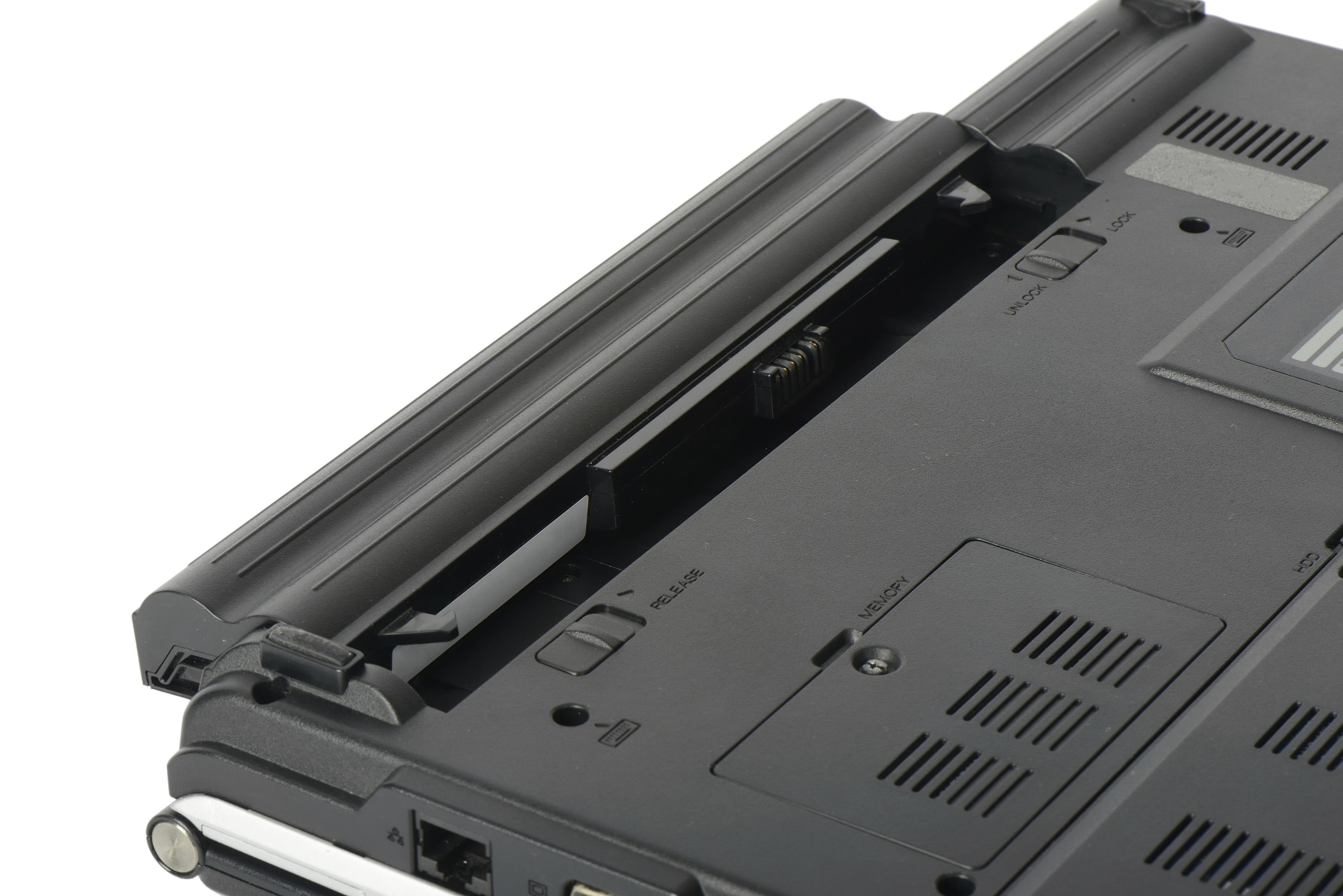 Har du en bærbar PC der batteriet er plassert slik at det er varmt mens maskinen er i bruk? Det kan være fornuftig å ta det ut og legge det i kjøleskapet. Men pass på at det er rundt 40 prosent oppladet først. Foto: JIPEN / Shutterstock.com