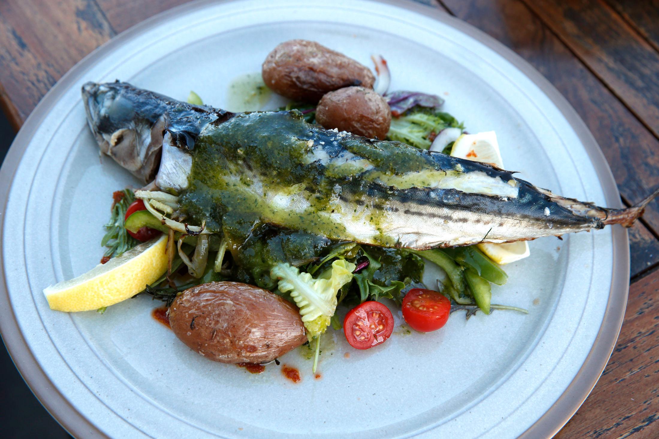 SOMMERKLASSIKER: Helgrillet makrell med bakte poteter og ramsløkspesto. Foto: Trond Solberg/VG