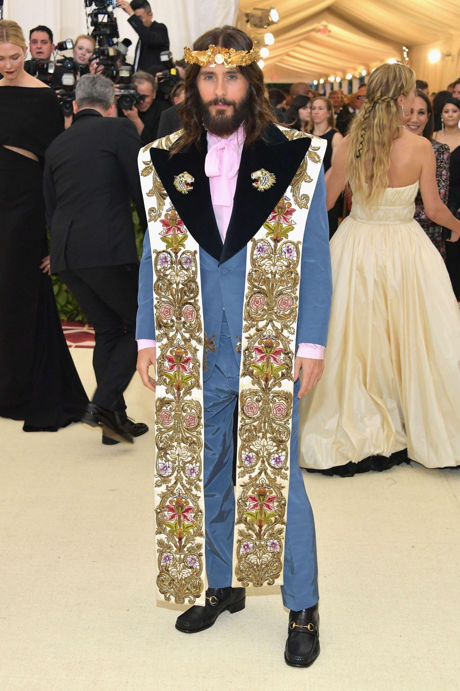 HIMMELSK: Jared Leto på Met-gallaen i 2018 iført Gucci. Temaet for kvelden var mote og den katolske kirke. Foto: Neilson Barnard, AFP / NTB Scanpix