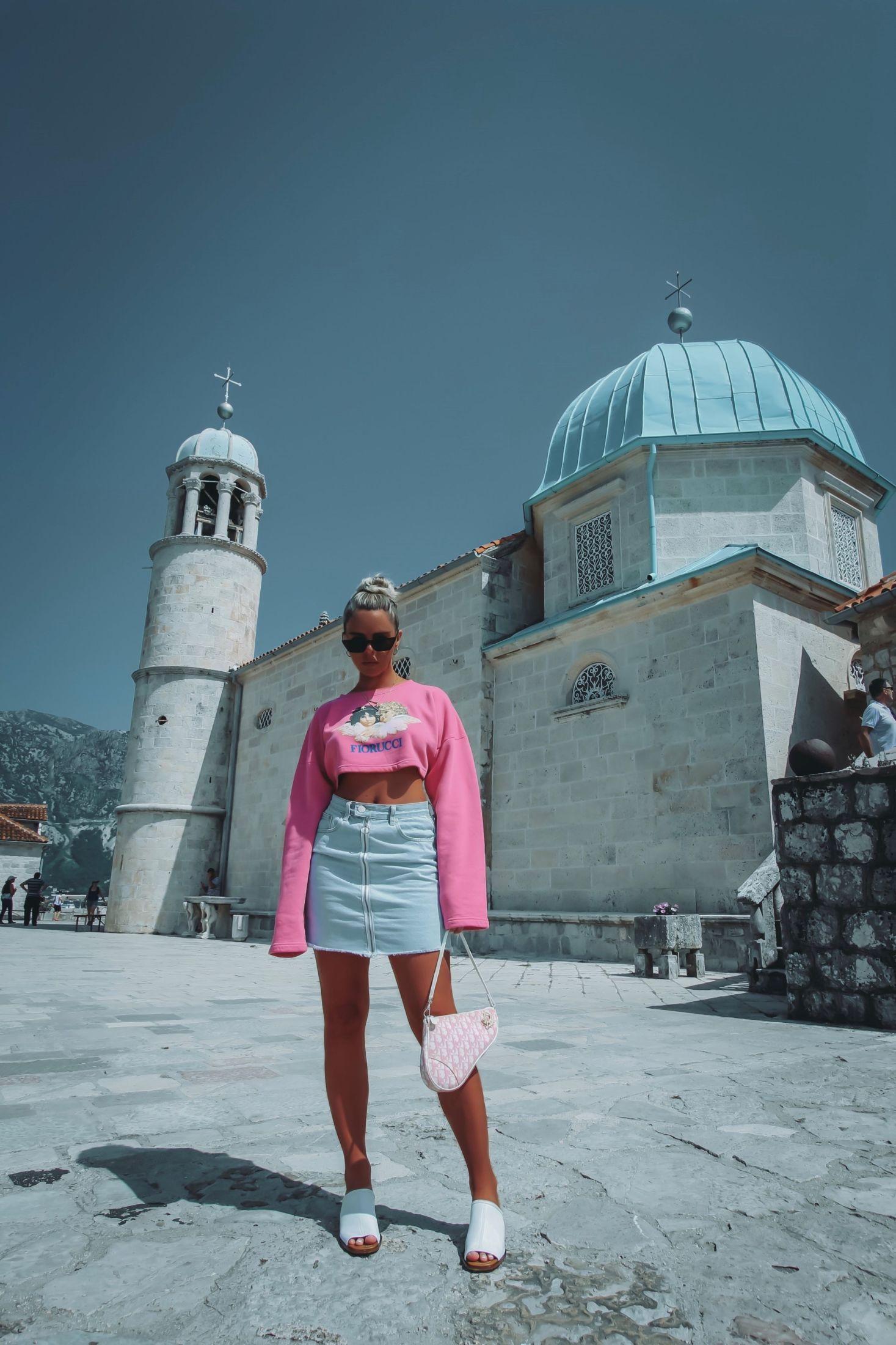 PÅ REISE: Elise Bahia Gabrielsen elsker å reise, og savnet å skrive om sine mange eventyr. Her er hun i Montenegro. Foto: Privat