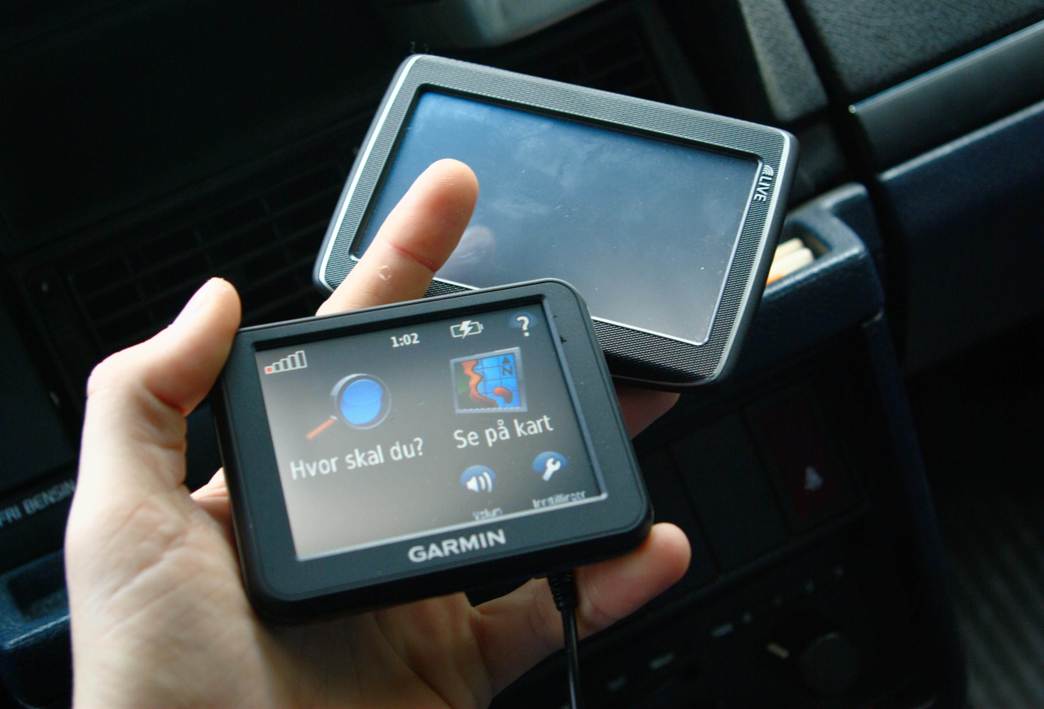 Her er Garmin Nüvi 30 med 3,5 tommers skjerm sammenlignet med en GPS med den vanligste skjermstørrelsen på 4,3 tommer.Foto: Einar Eriksen