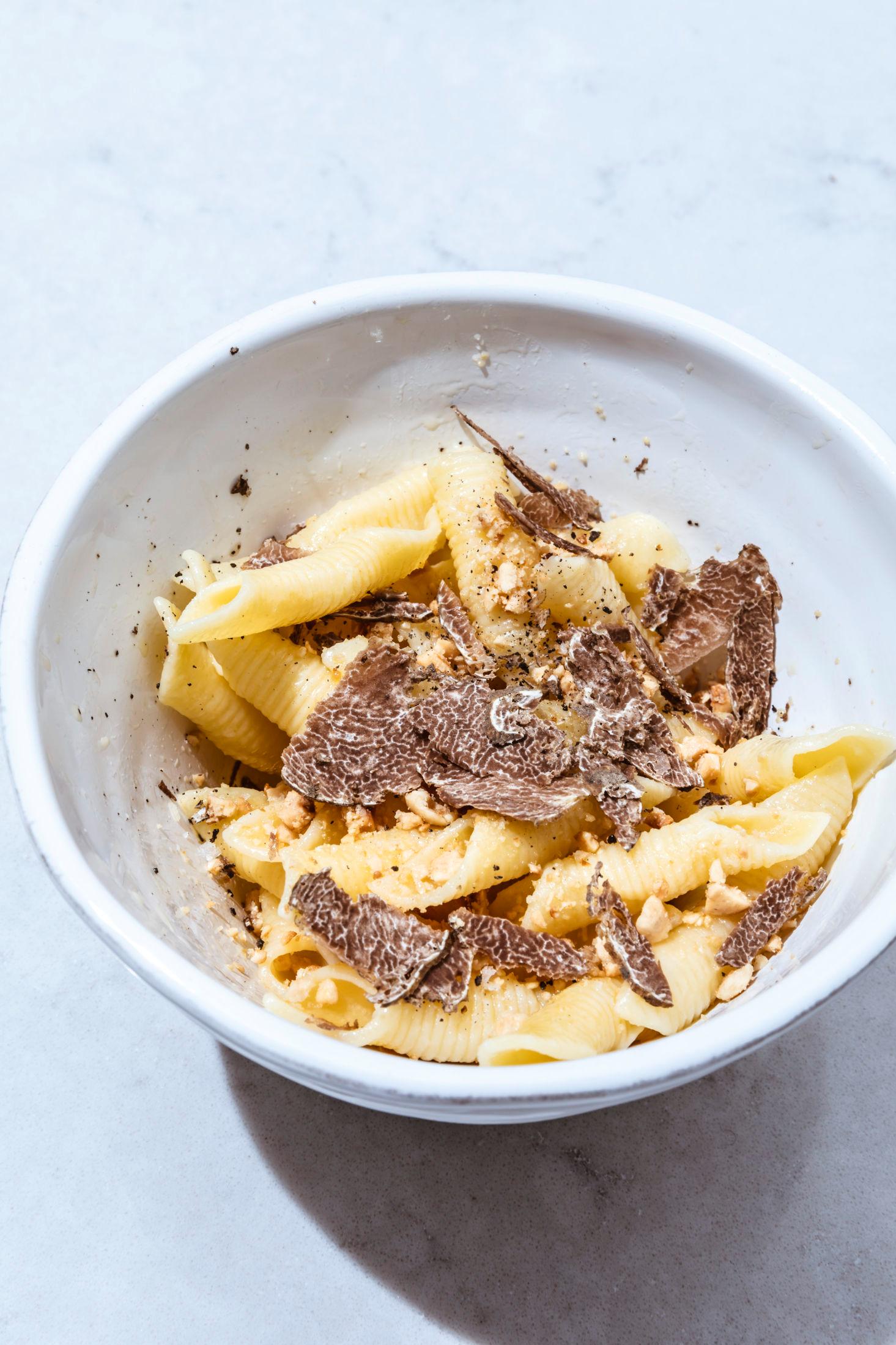 ENKELT: Pasta med hvit albatrøffel, smør og knuste hasselnøtter fra Piemonte. Foto: Krister Sørbø,/VG