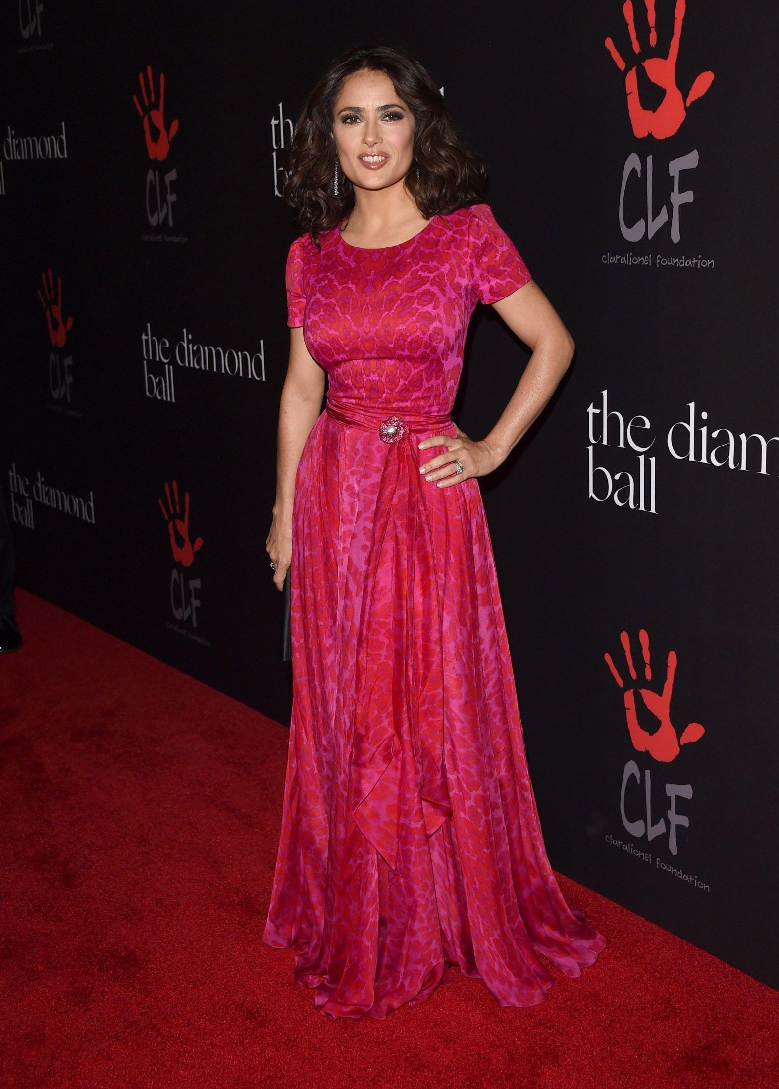 GLAM: Skuespilleren Salma Hayek valgte en rødrosa-kjole i spraglete leopard-mønster på den røde løperen. Foto: Getty Images