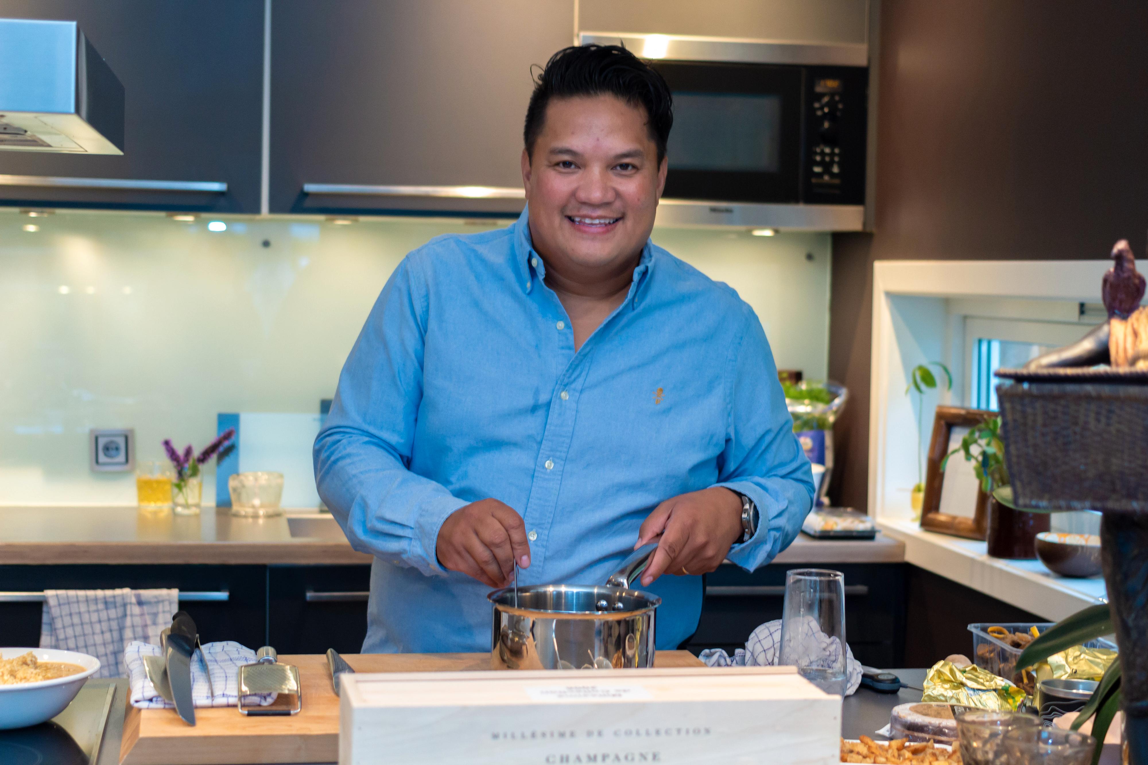 PÅ HJEMMEBANE: Jonathan Uy Romano hjemme på eget kjøkken under innspillingen av TV-programmet «4- stjerners middag».