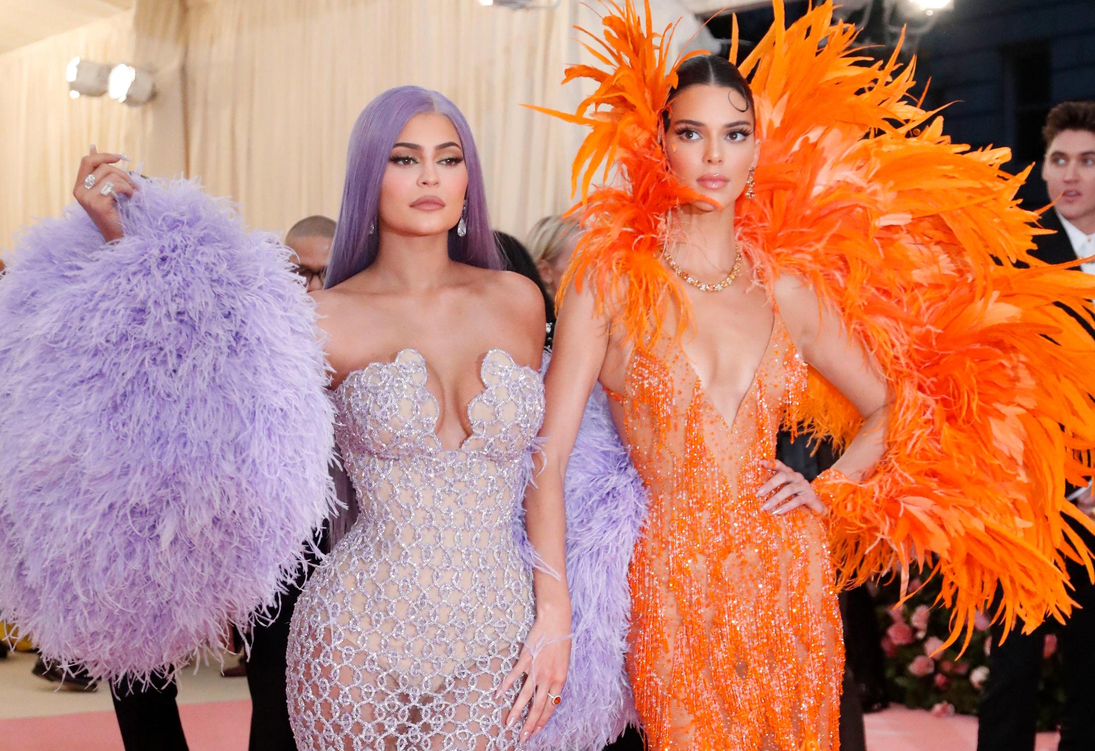 FJÆR: Søstrene Kylie og Kendall Jenner iført Versace i 2019. 