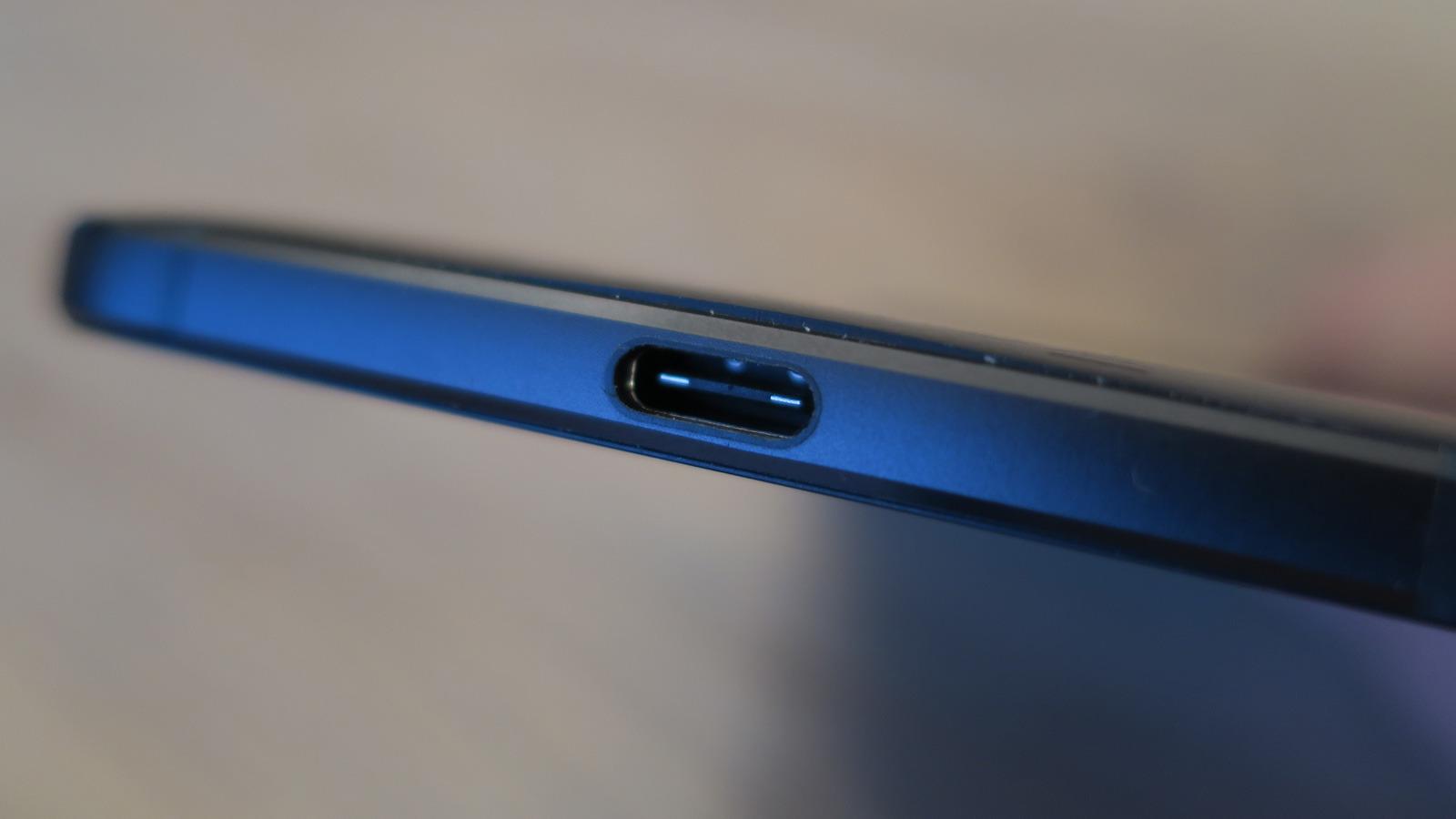 USB Type-C har enn så lenge både fordeler og ulemper. Huawei har i motsetning til LG valgt å legge ved en overgang fra vanlig USB til Type-C. Foto: Espen Irwing Swang, Tek.no