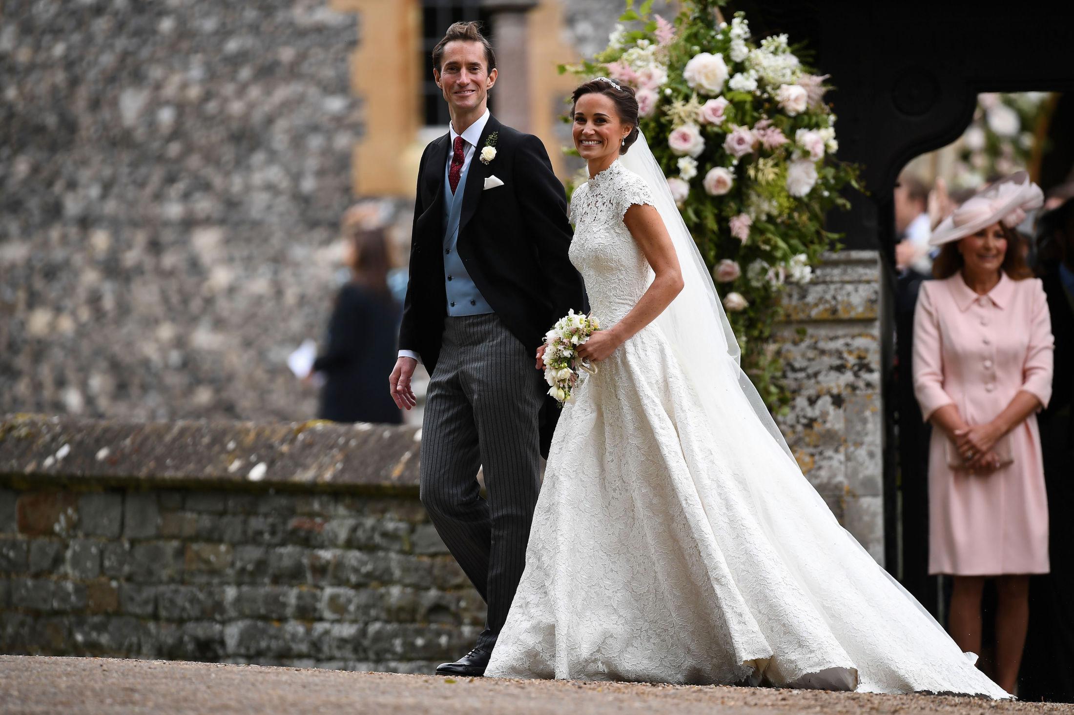 GIFT: Pippa Middleton og ektemannen James Matthews på vei ut av kirken på bryllupsdagen i fjor. Foto: Justin Tallis/Reuters