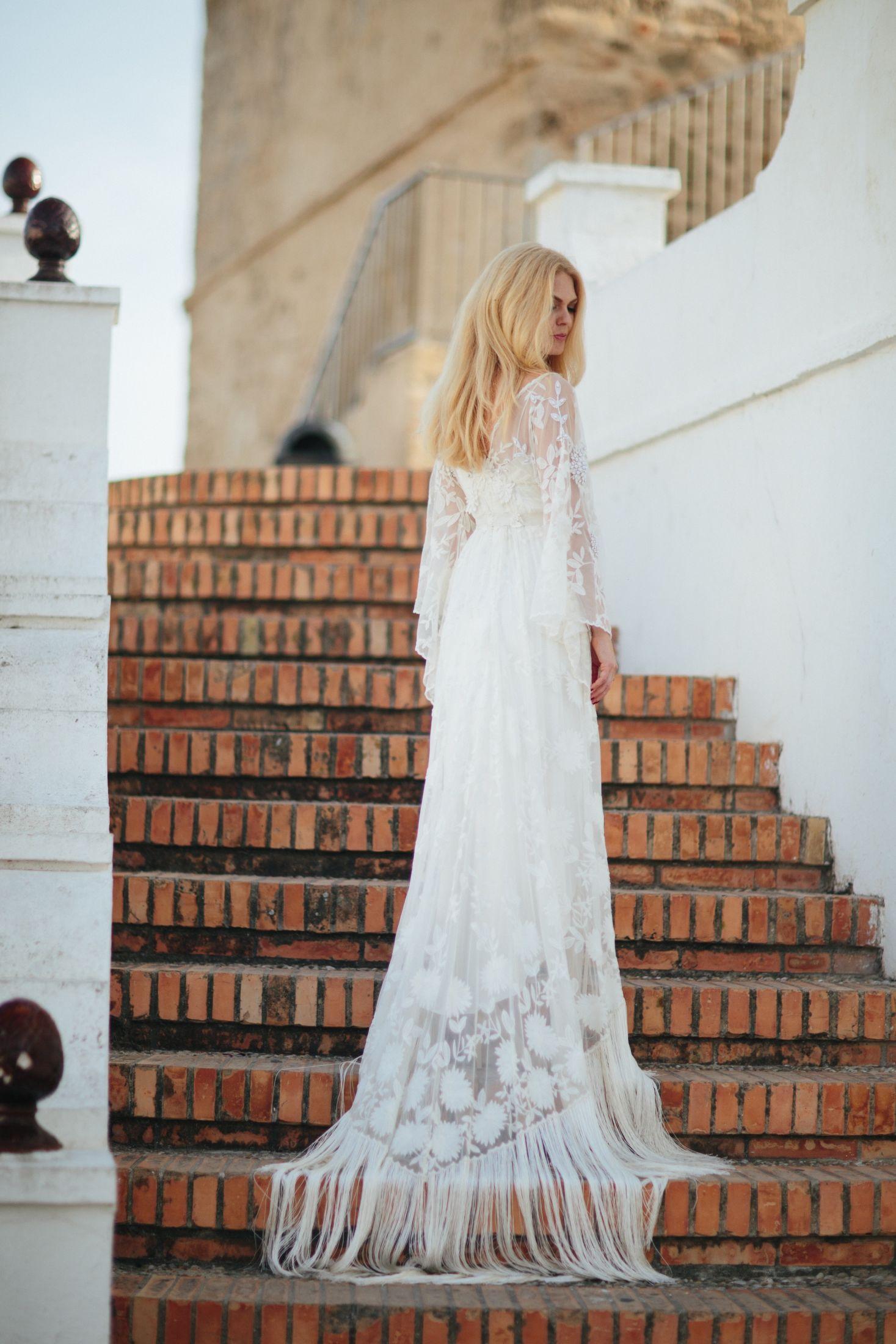 BOHEMSK: Bruden kunne ikke vært mer fornøyd med kjolens detaljer, som frynsene bak. Foto: Privat