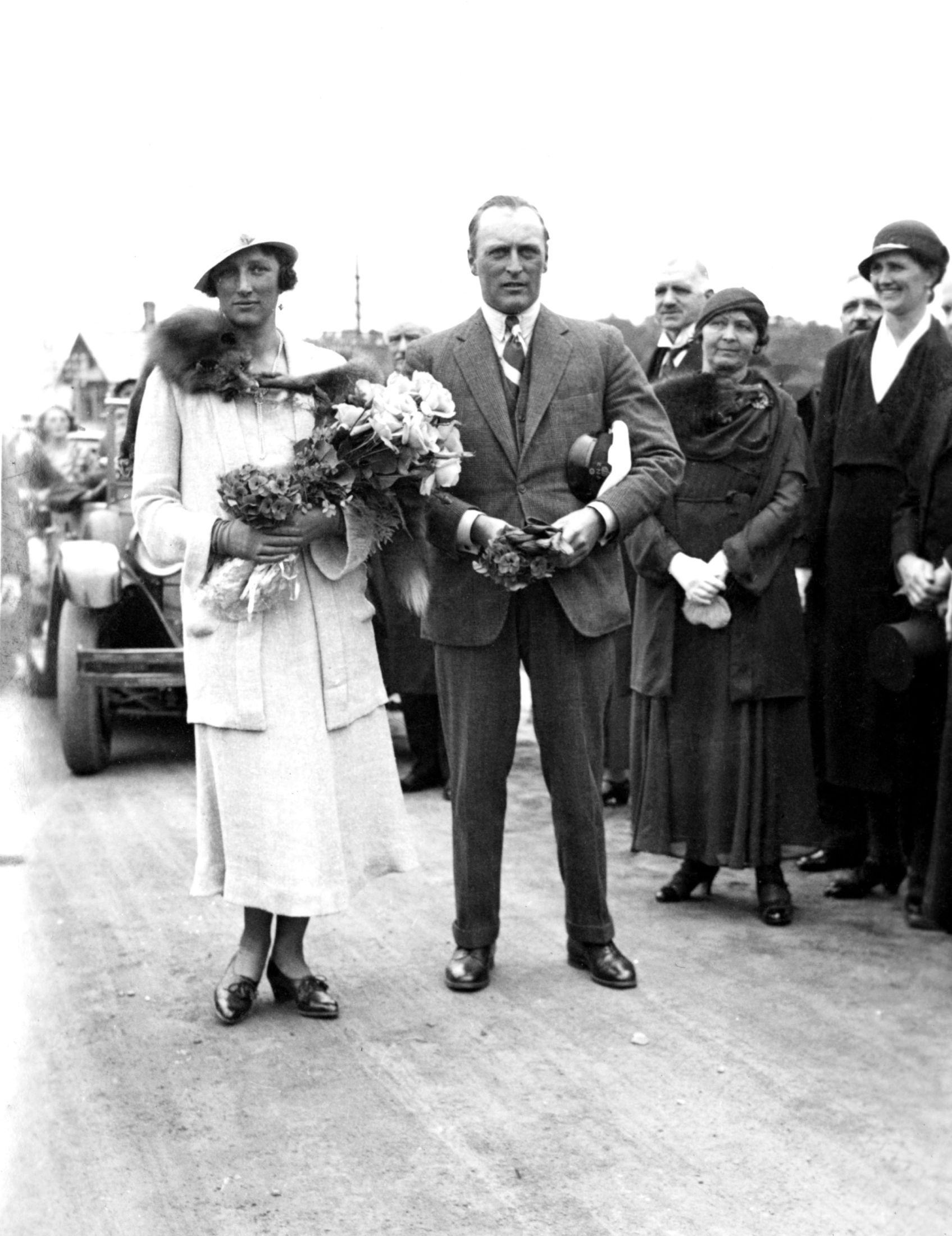 Kronprins Olav og Kronprinsesse Märtha besøker Ålesund i 1938. Her de to sammen, på spasertur i byen. Märtha med lys, moteriktig drakt. Foto: Arne Sylte/NTB