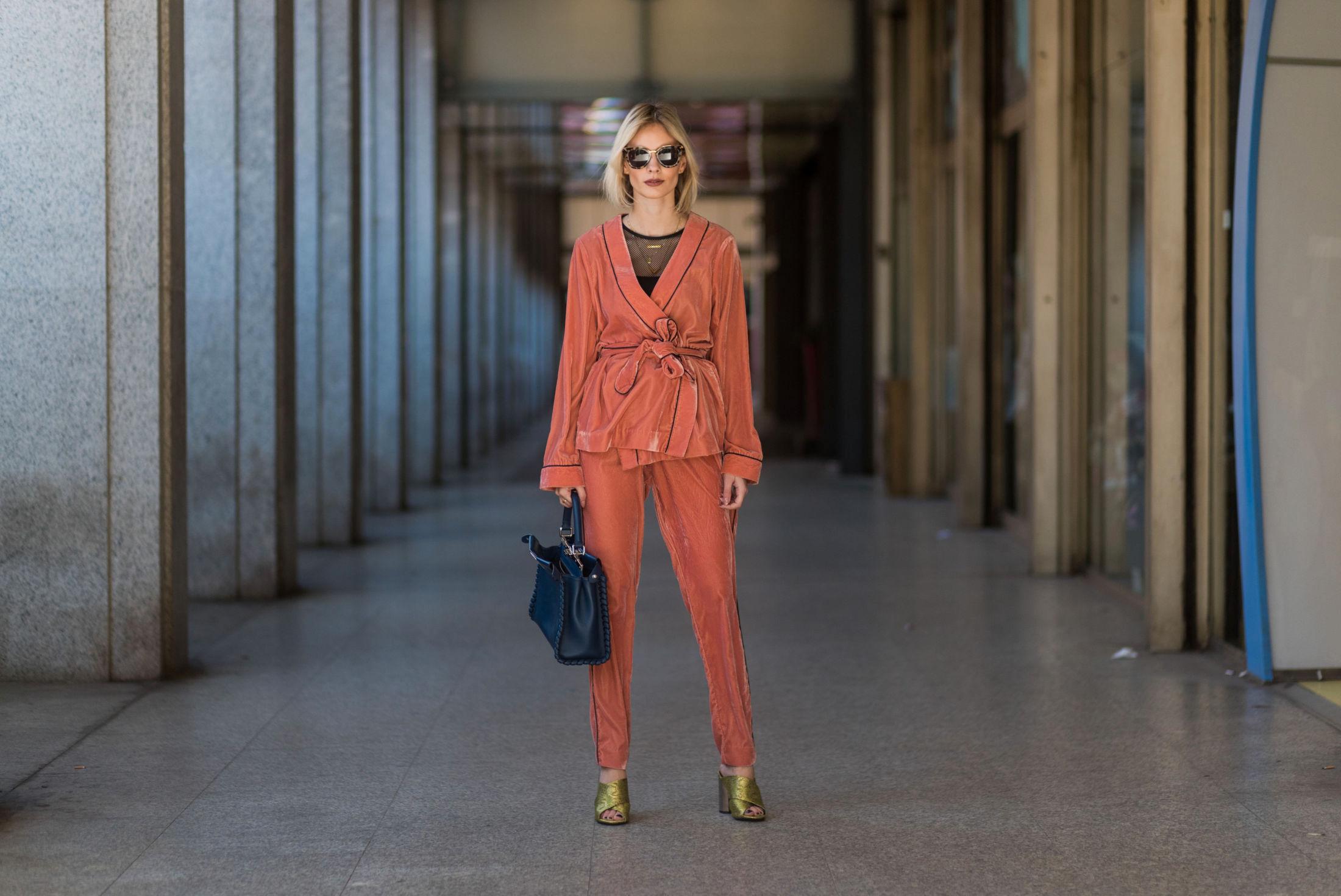 KIMONO-VERSJON: Blogger Lisa Hahnbueck ser fasjonabel ut i en pysjamas-dress fra Designers Remix. Hun har stylet den med kontrastfarger som grønne slip-in sandaler, mørkeblå shopper og en sort synlig bluse. Foto: Getty Images.