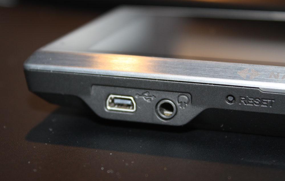 Det er utgang for både USB og minijack i bunnen av enheten.