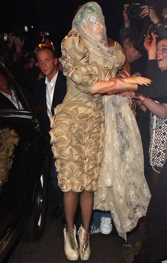 TILDEKKET: Det var en periode Lady Gaga dekket til ansiktet sitt på ulike måter - her med et slags slør på vei inn på en nattklubb i Sydney i 2011. Foto: Getty Images/All Over Press