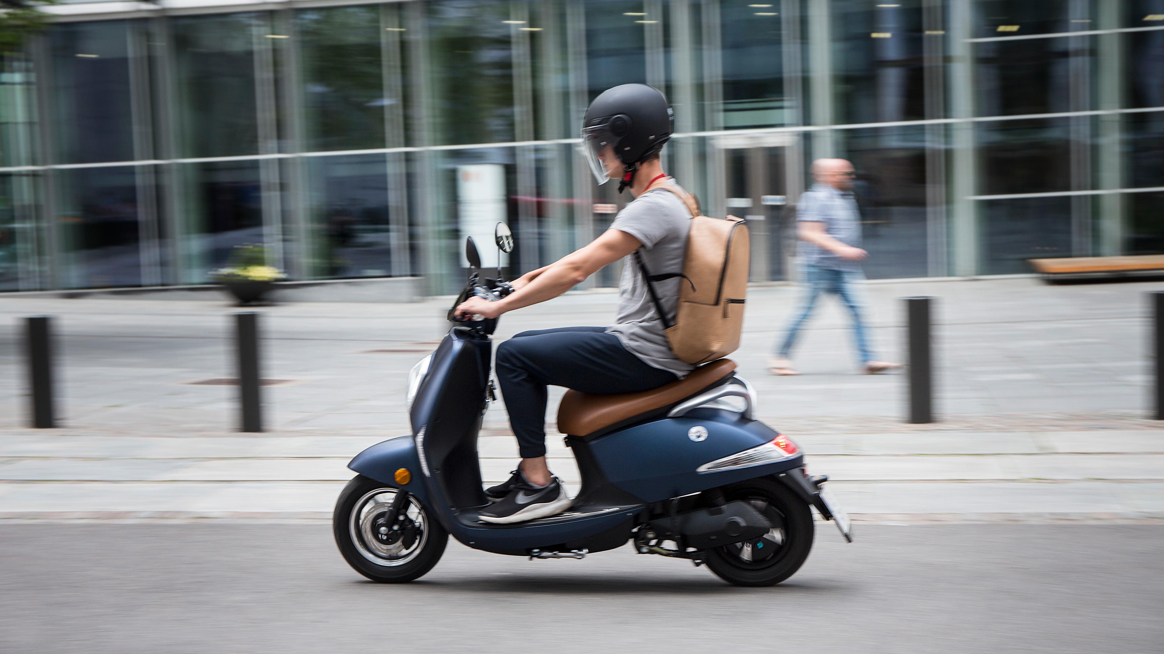 Vässla er en smart elektrisk scooter som bringer deg frem i inntil 45 km/t. Bildet viser førsteutgaven, mens modellen de nå selger er Vässla 2. 