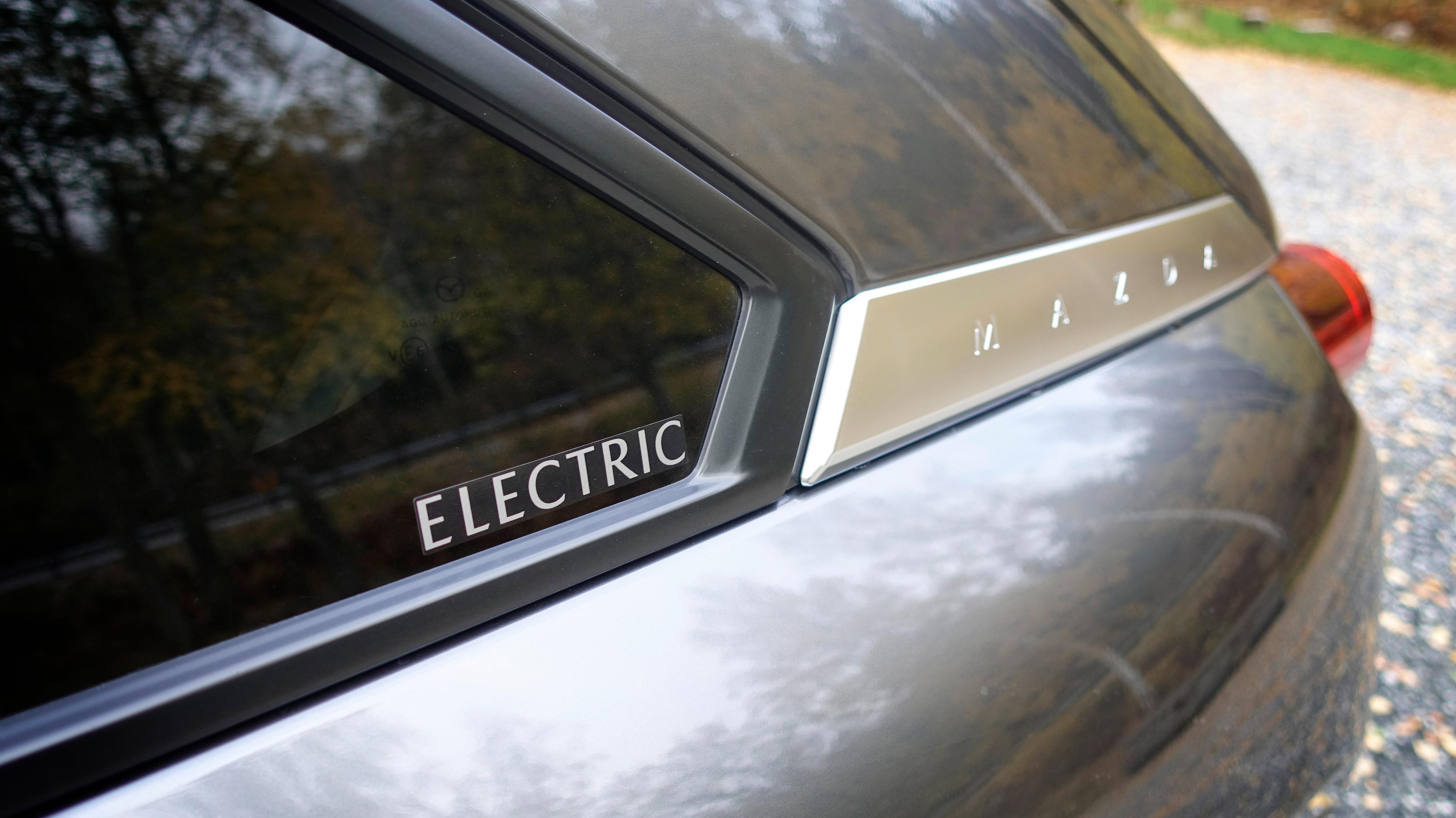 At electric-merket på MX-30 kun er et klistremerke tyder kanskje på at elbil ikke er fremst i hjernebarken hos Mazda. 