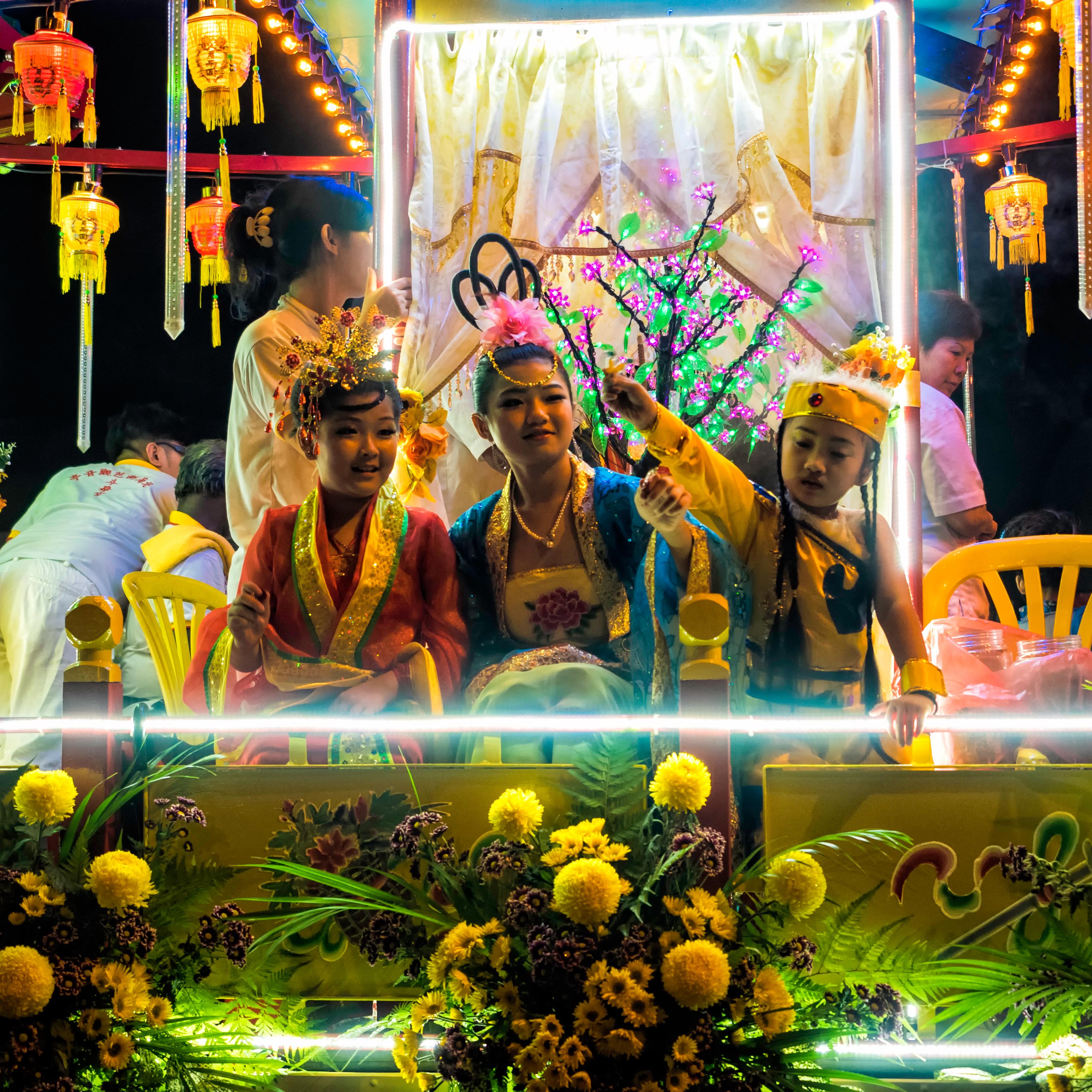 Kids dressed up to distribute candies to the bystanders in a parade during the Nine Emperor Gods festival which is celebrated on the ninth month in the lunar calendar each year in Malaysia. Foto: Zhu Lin Ch'ng, Malaysia, Shortlist, Culture, Youth, 2015 Sony World Photography Awards