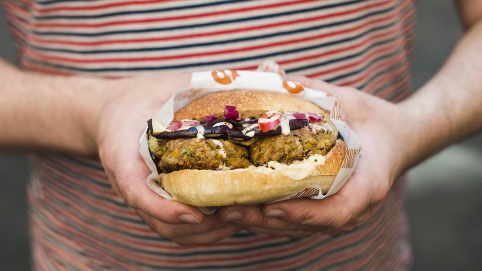 SAFTIG: Bytt ut kjøttet med falafel, hummus og smaksrik topping og du vil få en burger som passer perfekt både til lunsj og middag.