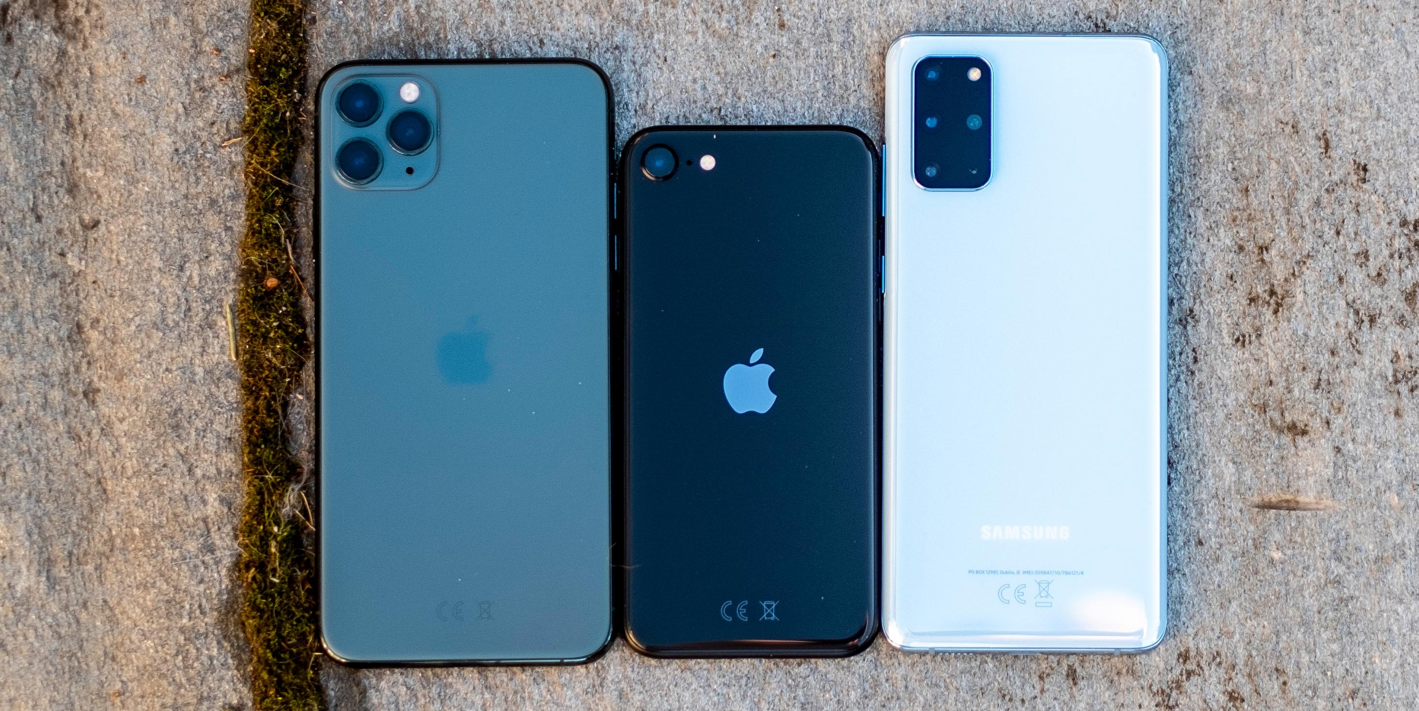 Fra venstre: iPhone 11 Pro Max, iPhone SE (2020), Galaxy S20 Plus.