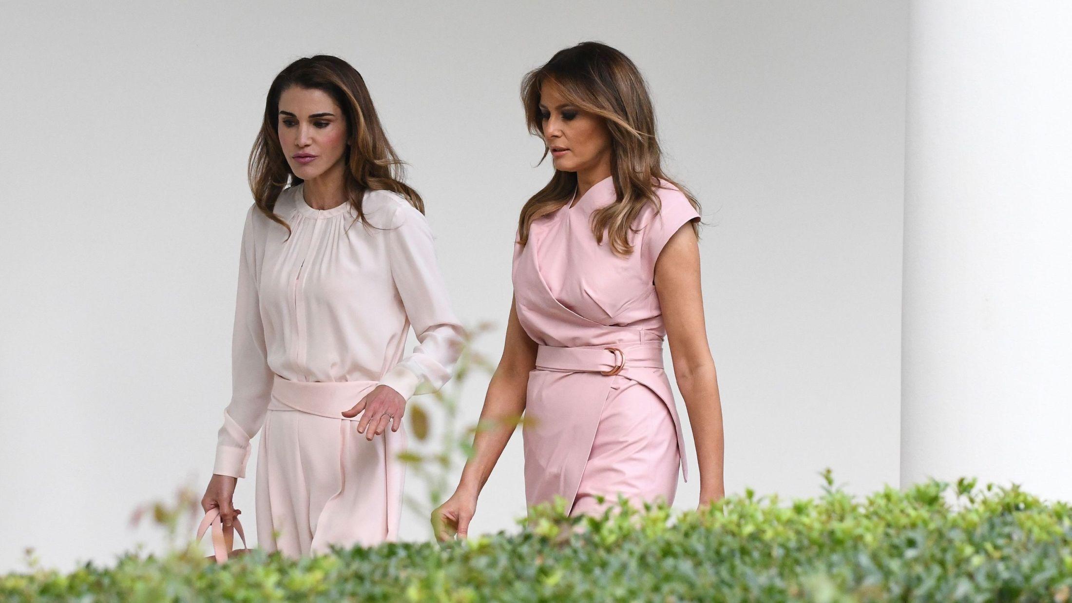 MØTE I ROSA: Både dronning Rania og USAs førstedame Melania Trump var kledd i matchende pudderrosa antrekk da det jordanske kongeparet besøkte Det hvite hus. Foto: Getty Images.