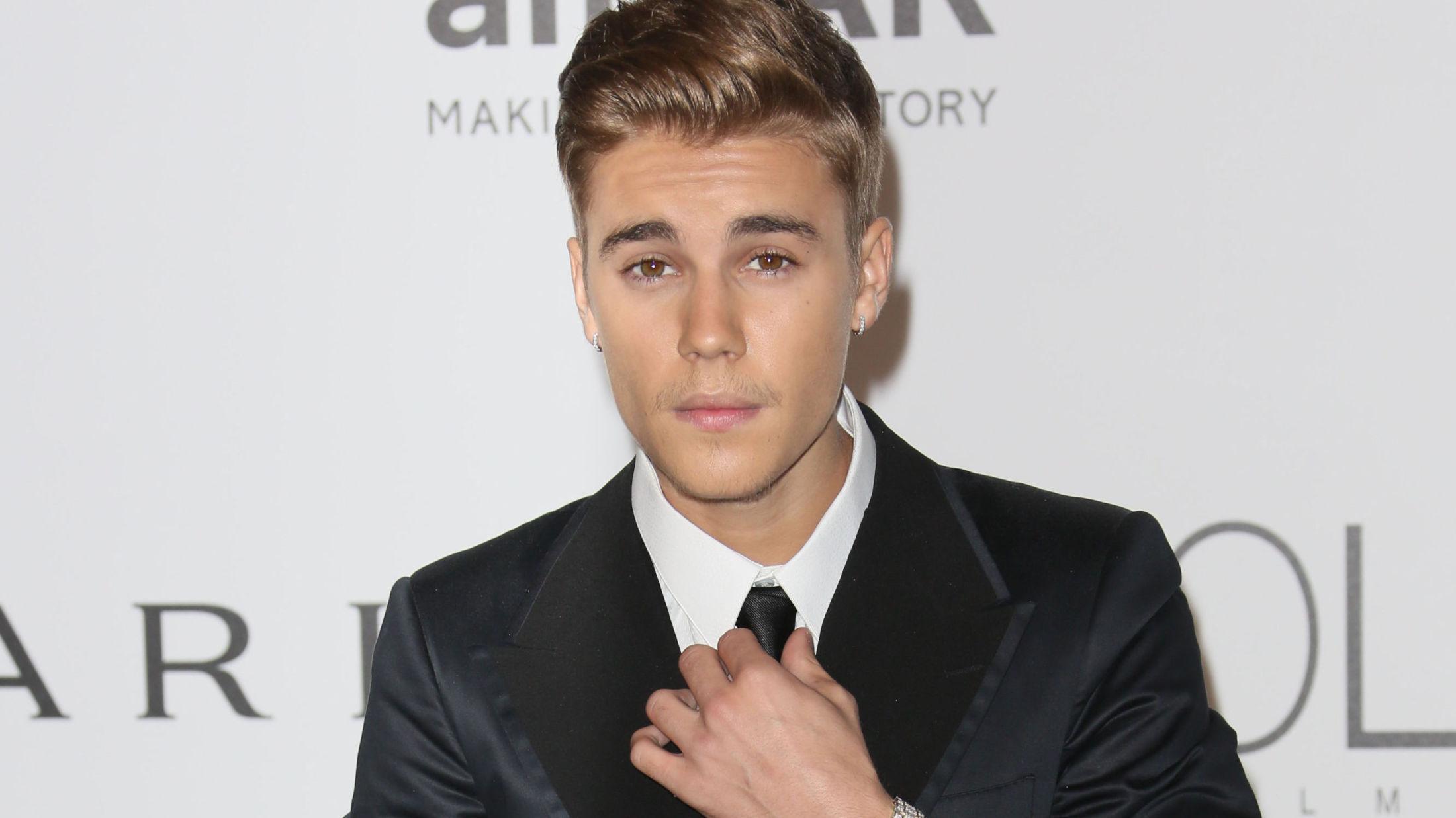 NATURLIG: Biebers team mener at Calvin Klein-bildene ikke er retusjerte slik det påståes på en rekke nettsider. Foto: Getty Images