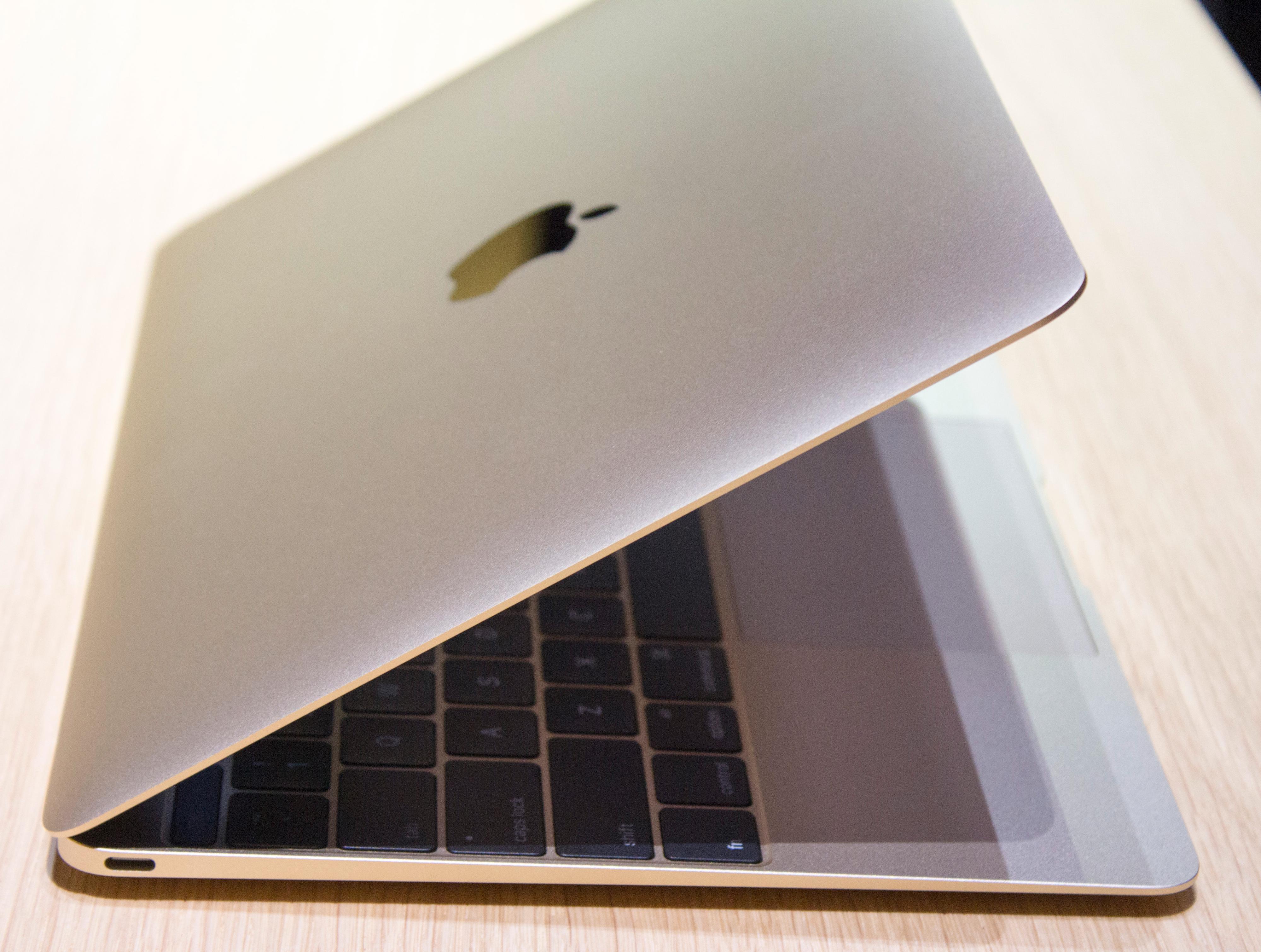 Én eneste kontakt har Apple kostet på seg i den nye MacBooken. Nye USB type C gjør sin debut i en vanlig datamaskin her. Kontakten kan overføre store mengder data, fungere som skjermtilkobling og mye mer. Foto: Finn Jarle Kvalheim, Tek.no