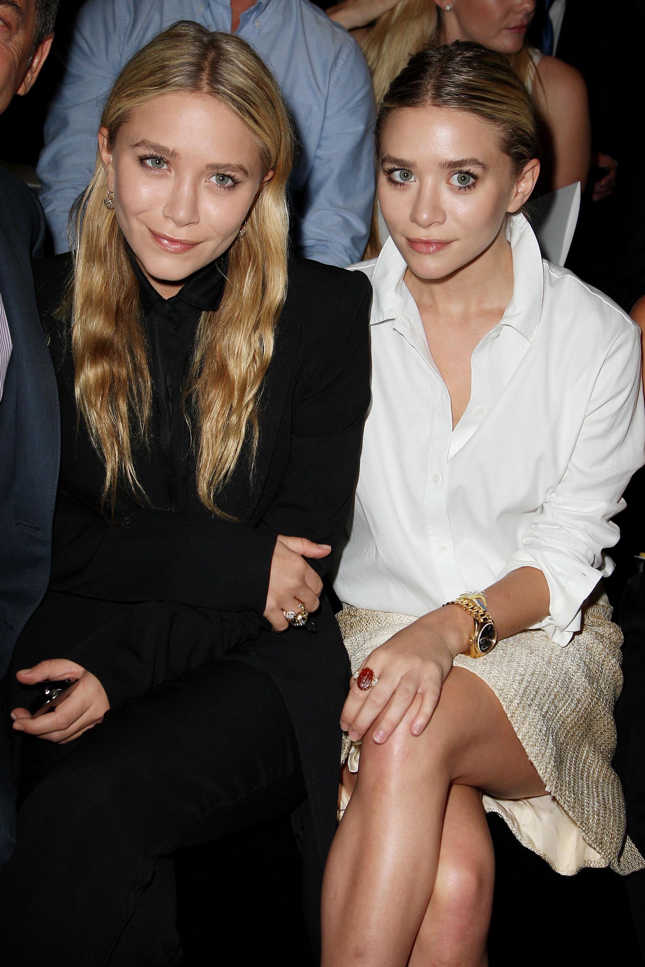 Mary-Kate og Ashley Olsen under en visning i New York i 2012.