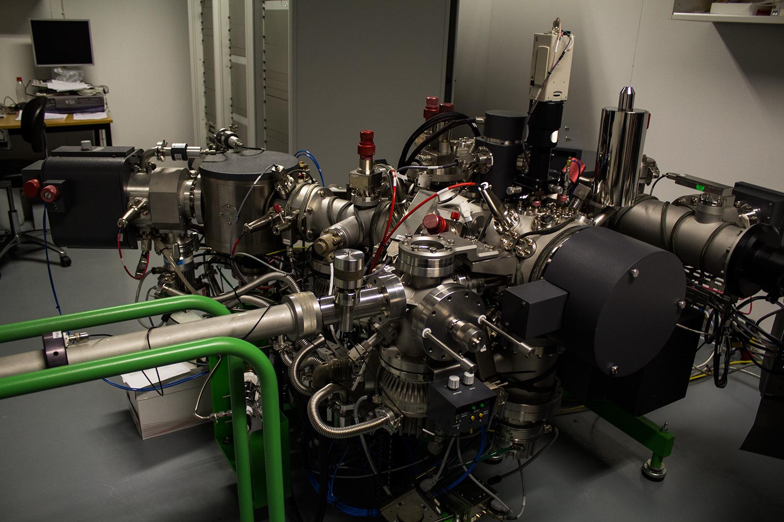 Denne massespektrometer-maskinen, SIMS, forteller nøyaktig hvilke atomer et stoff består av.Foto: Varg Aamo, hardware.no