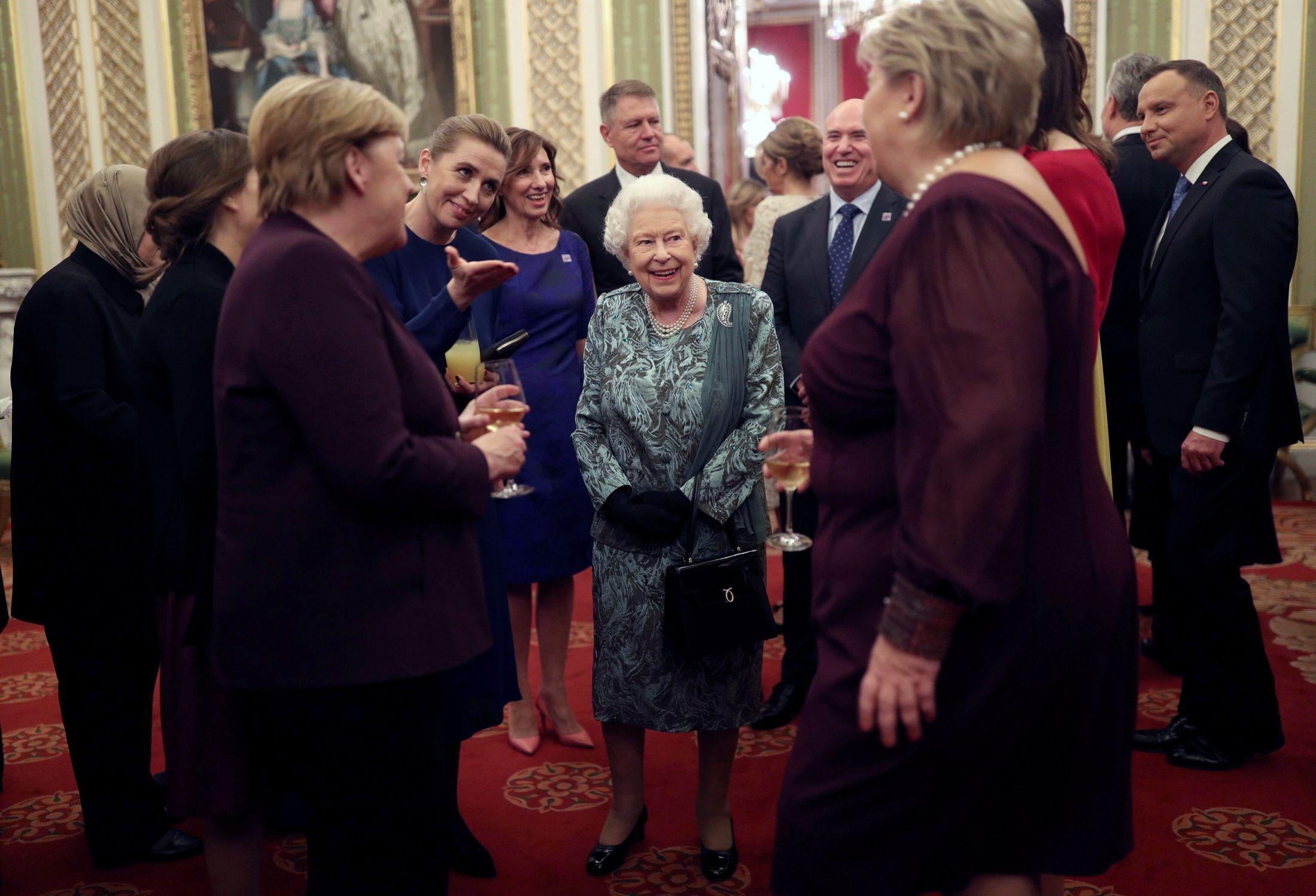 HYGGELIG LAG: Her er dronningen i hyggelig passiar med vår egen statsminister Erna Solberg i en mottakelse på Buckingham Palace tidligere denne uken. Foto: AP