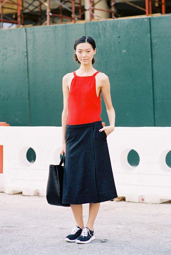 MINIMALISTISK: Den kinesiske modellen Tian Yi overrasker med et par enkle joggesko til et ellers pent og stilrent antrekk. Foto: VanessaJackman.Blogspot.com