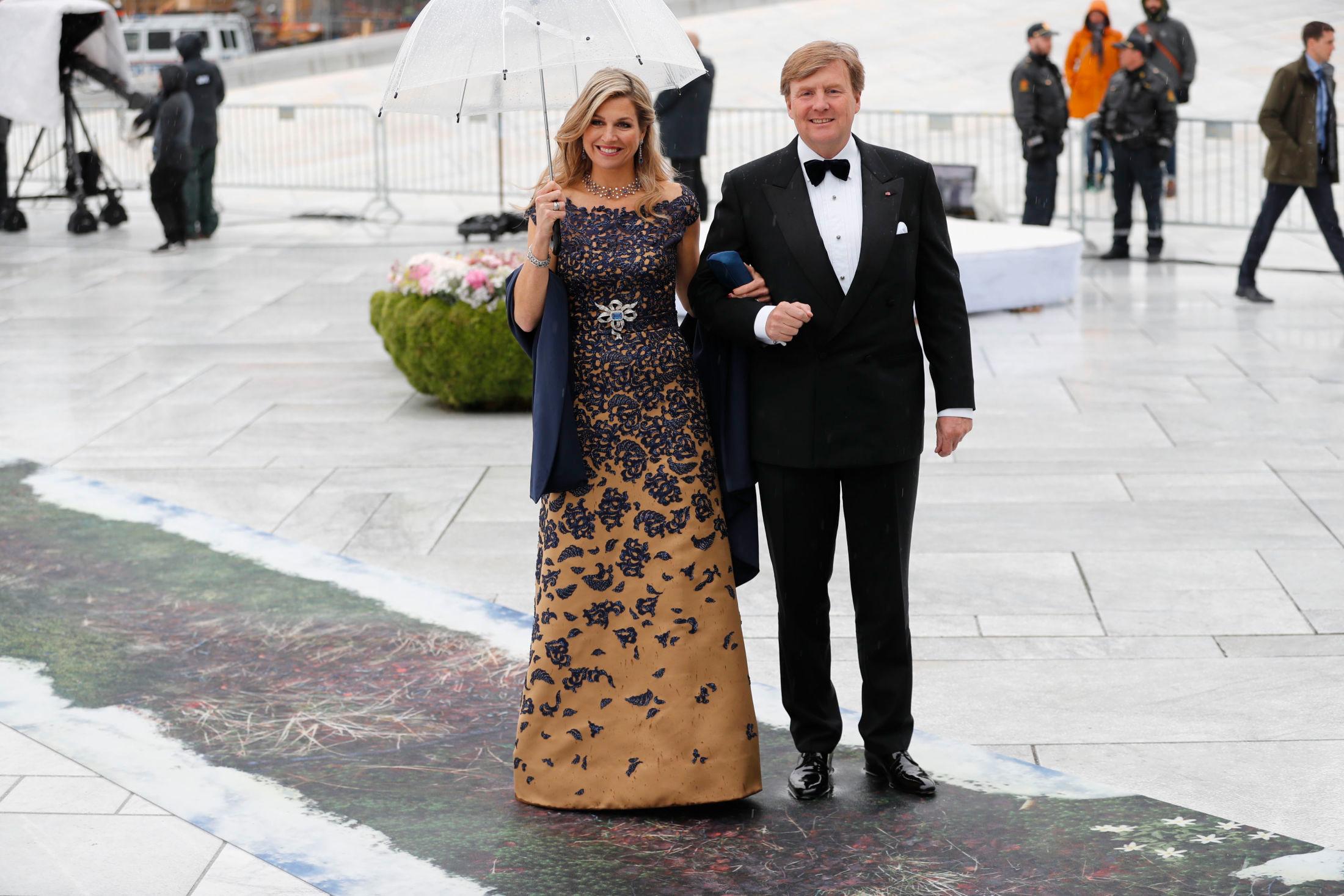 BARE SKULDRE: Dronning Maxima av Nederland valgte en mønstrede gullkjole til festmiddagen i Operaen.